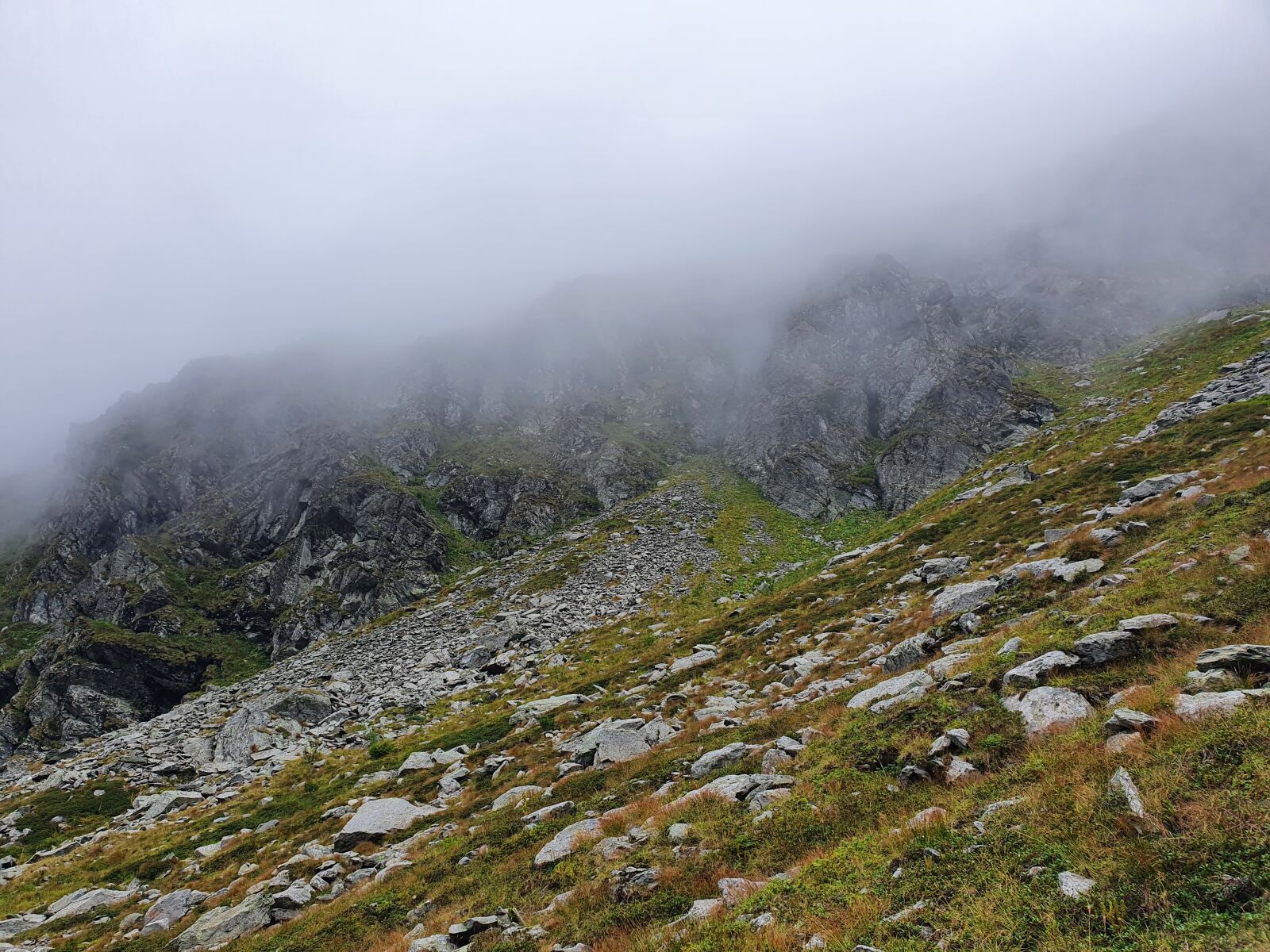Samsung SM-G973F sample photo. Stones, fog, landscape photography