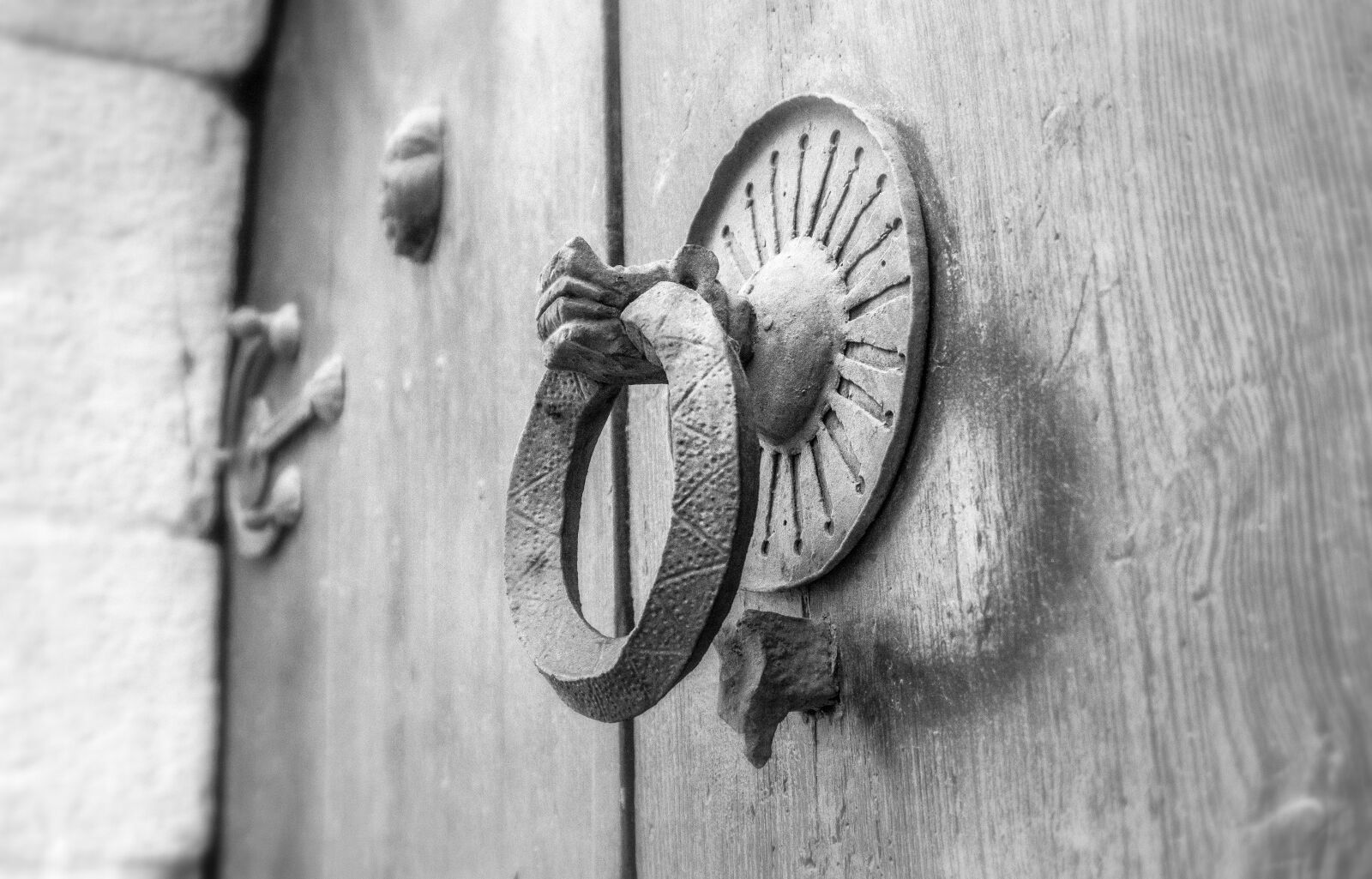 Sony E 16-50mm F3.5-5.6 PZ OSS sample photo. Passepartout, old, iron photography