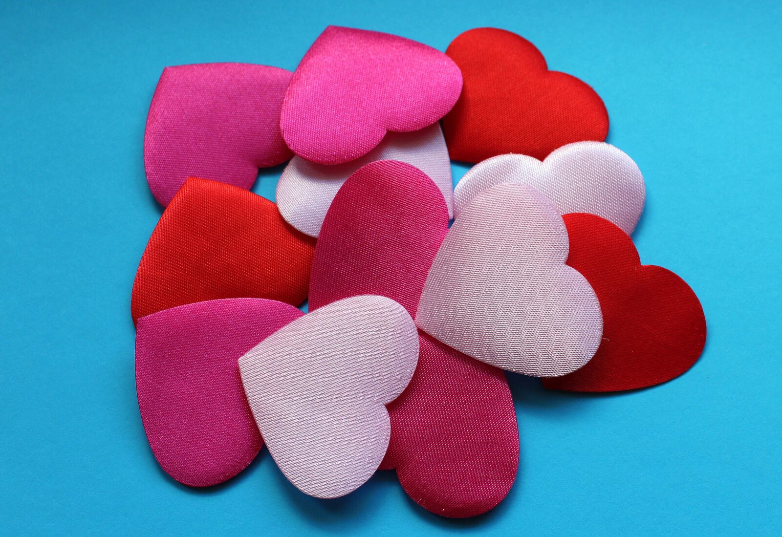 Canon EOS 1200D (EOS Rebel T5 / EOS Kiss X70 / EOS Hi) sample photo. Heart, hearts, textile photography