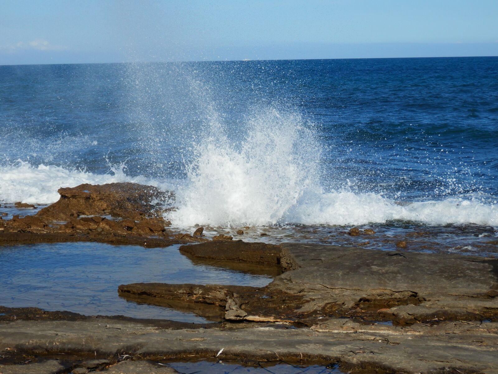 Olympus SZ-31MR sample photo. Sea, water, rocks photography