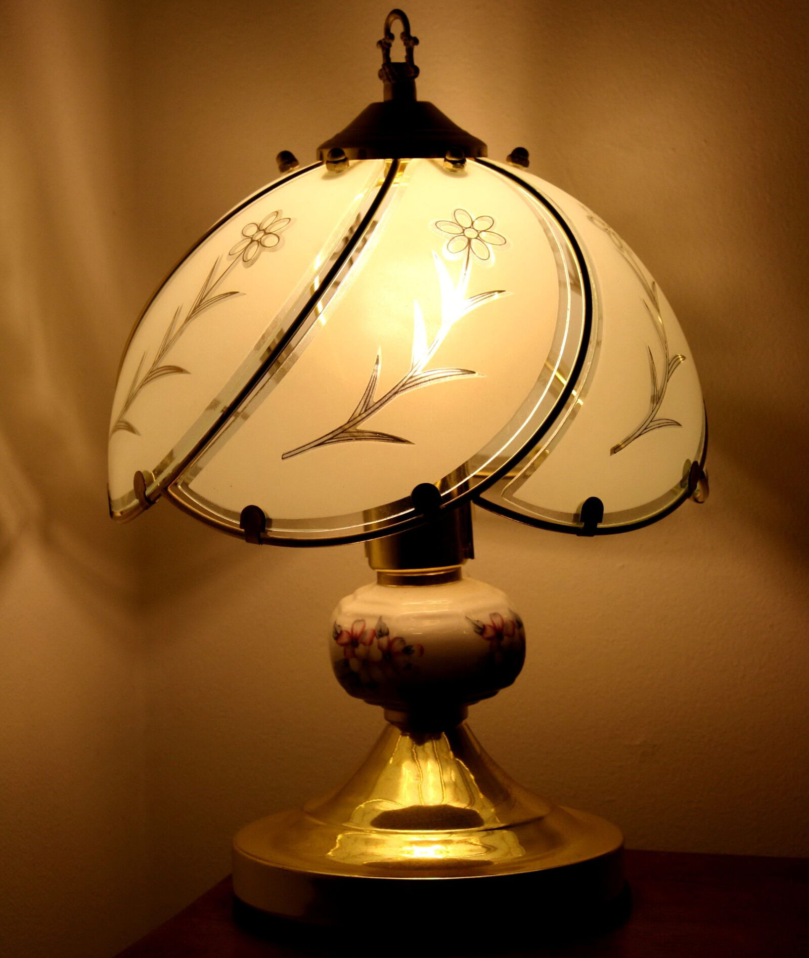 f/3.5-5.6 IS sample photo. Bedside lamp, glass, shadow photography