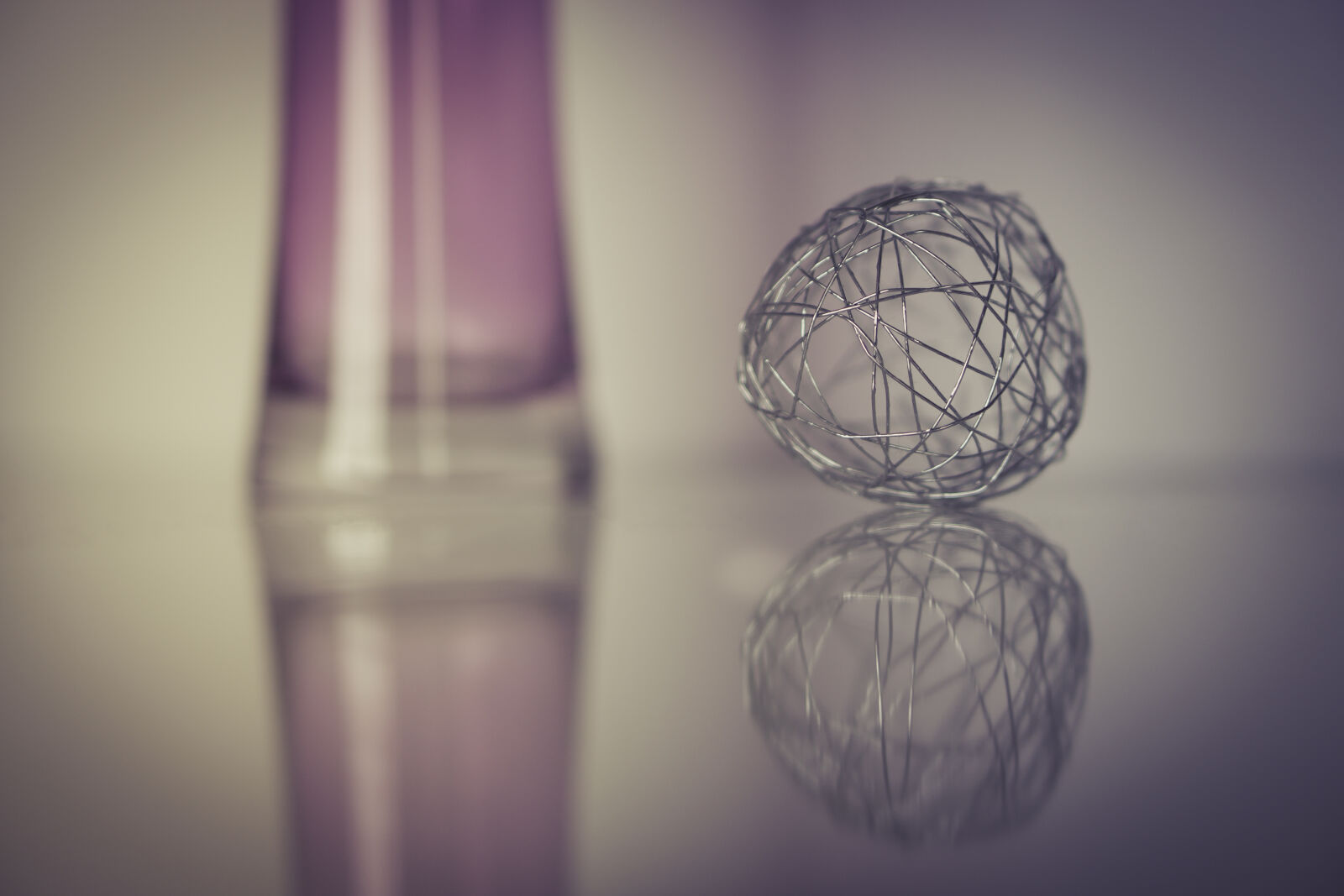 E 50mm F1.8 OSS sample photo. Grey, wire, ball photography