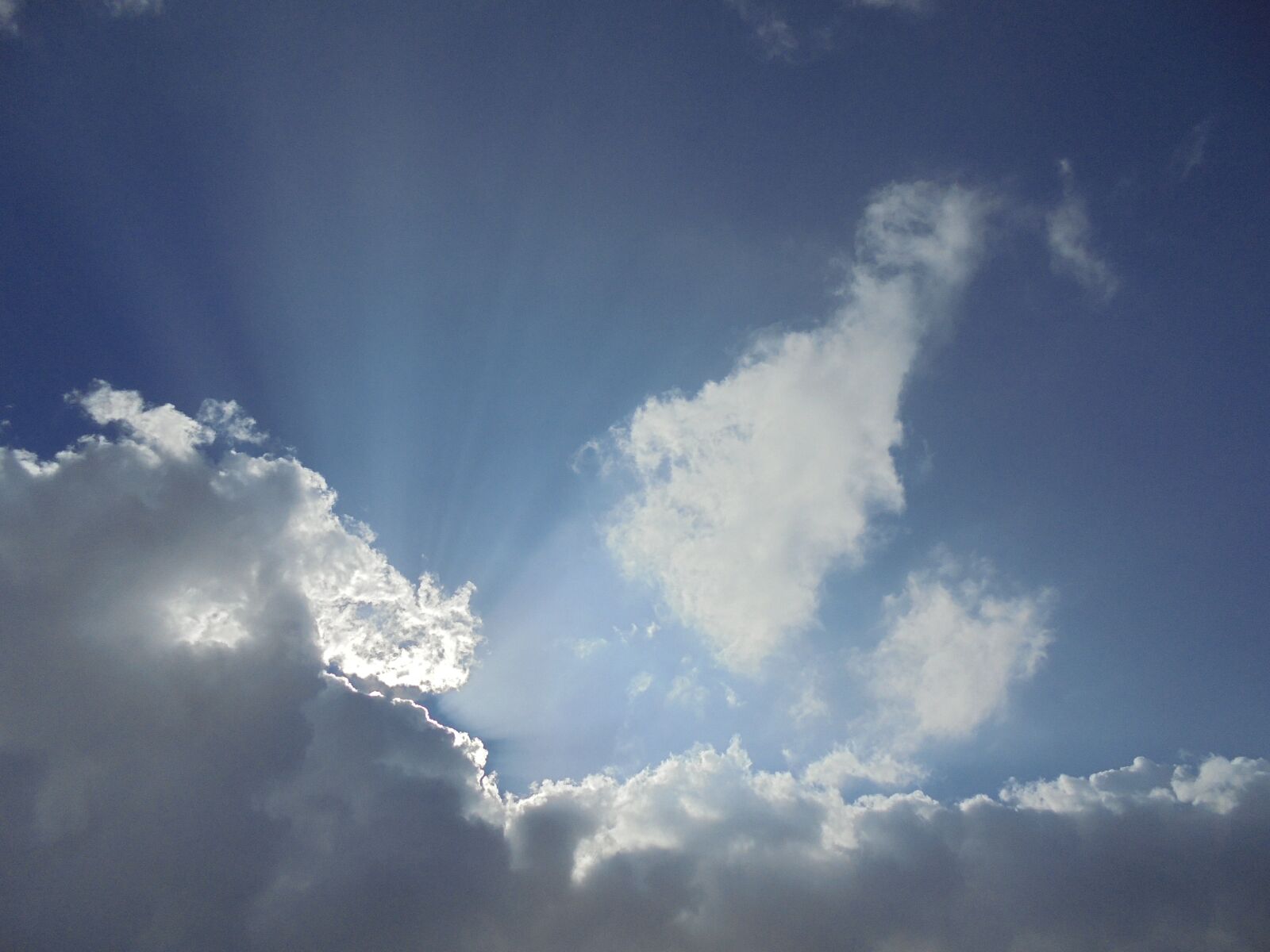 Sony Cyber-shot DSC-W810 sample photo. Clouds, sunbeams, rays photography