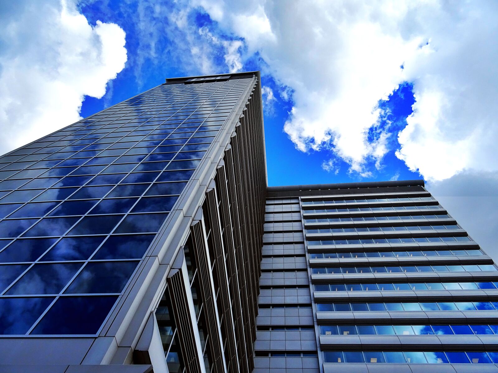 Sony DSC-HX60 sample photo. Architecture, building, clouds, low photography