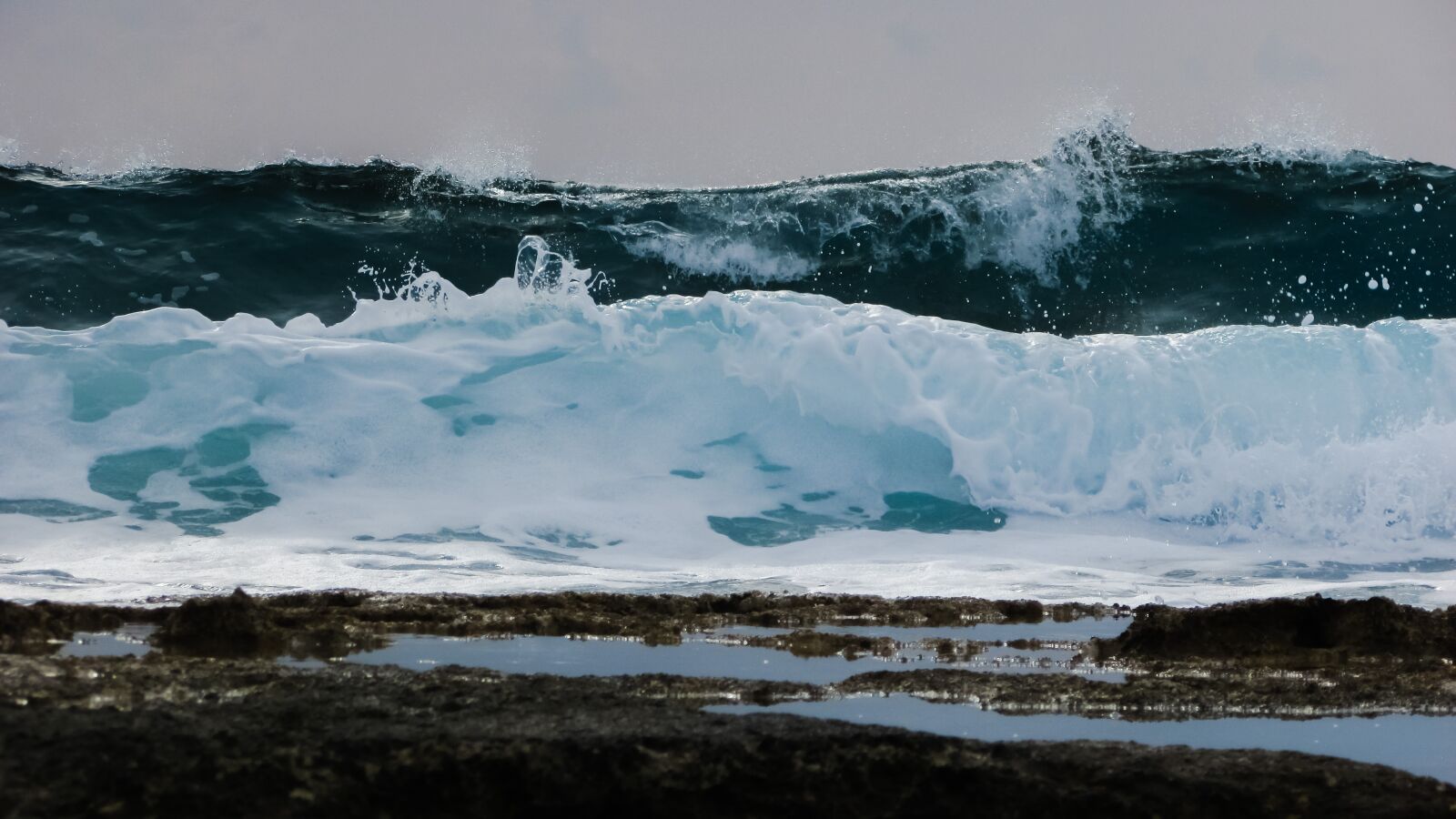Canon PowerShot SX400 IS sample photo. Wave, smashing, foam photography