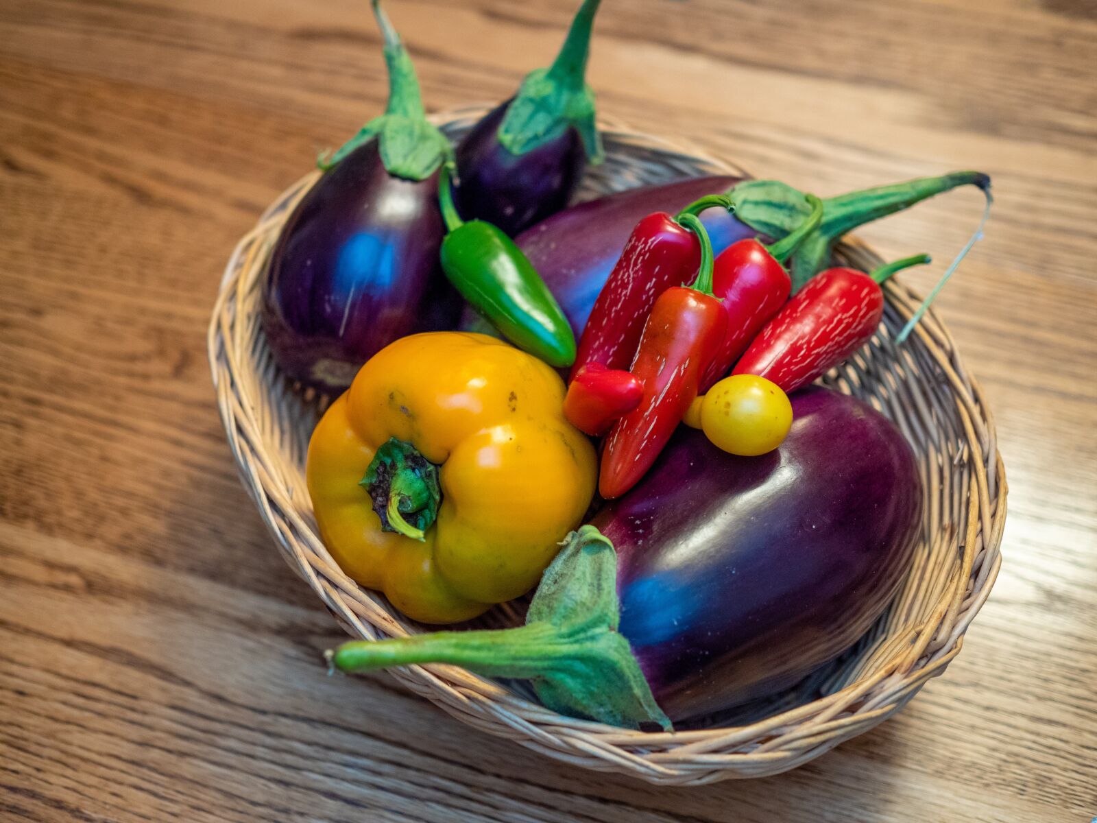 Olympus OM-D E-M1 Mark II + Olympus M.Zuiko Digital 25mm F1.8 sample photo. Vegetables, eggplant, peppers photography