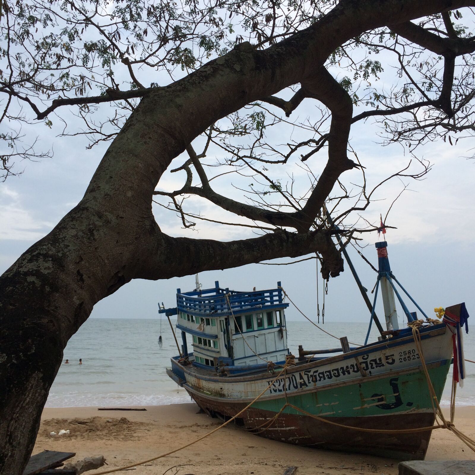 iPhone 5s back camera 4.15mm f/2.2 sample photo. Aground, the old boat photography
