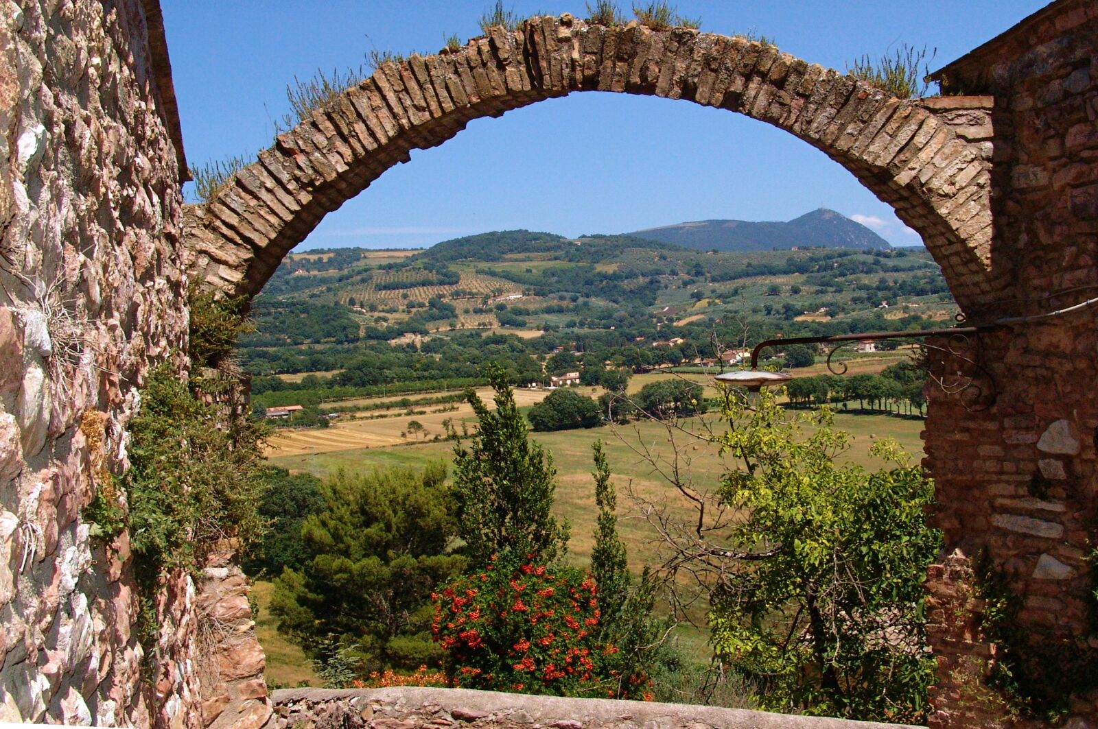 Sony DSC-F828 sample photo. Italy, arch, landscape photography