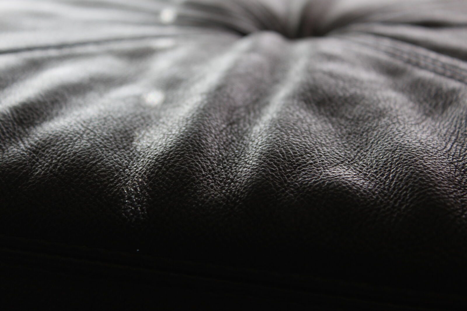 Canon EOS 650D (EOS Rebel T4i / EOS Kiss X6i) sample photo. Close, up, couch, leather photography