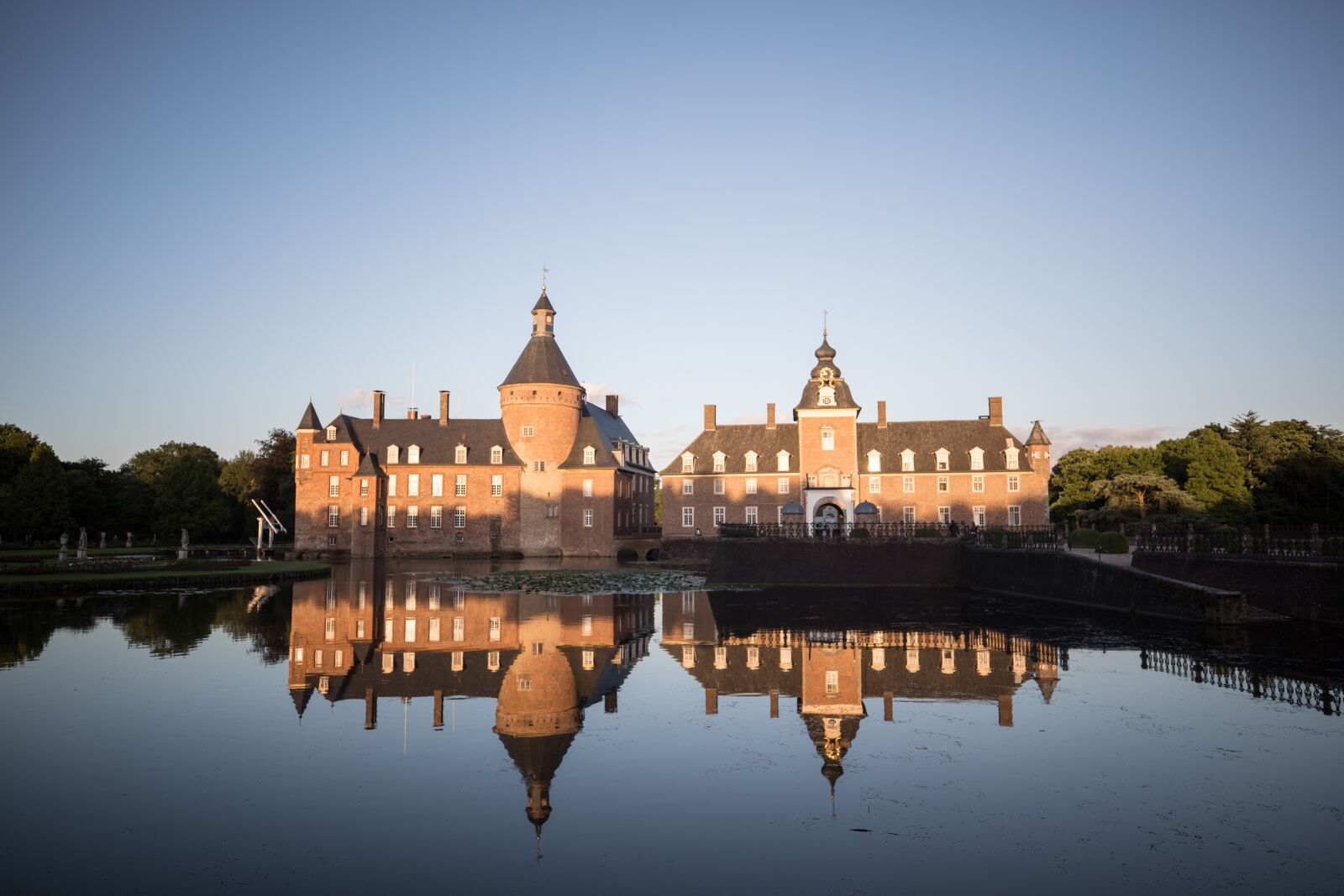 Canon EOS 5D Mark IV + Canon EF 16-35mm F2.8L III USM sample photo. Architecture, reflection, river photography