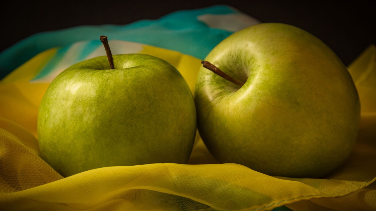 Canon EF-S 18-135mm F3.5-5.6 IS sample photo. Apple, green, fruit photography