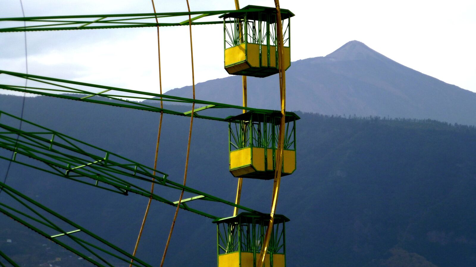 Panasonic DMC-TZ18 sample photo. Ferris wheel, cabin, gondola photography