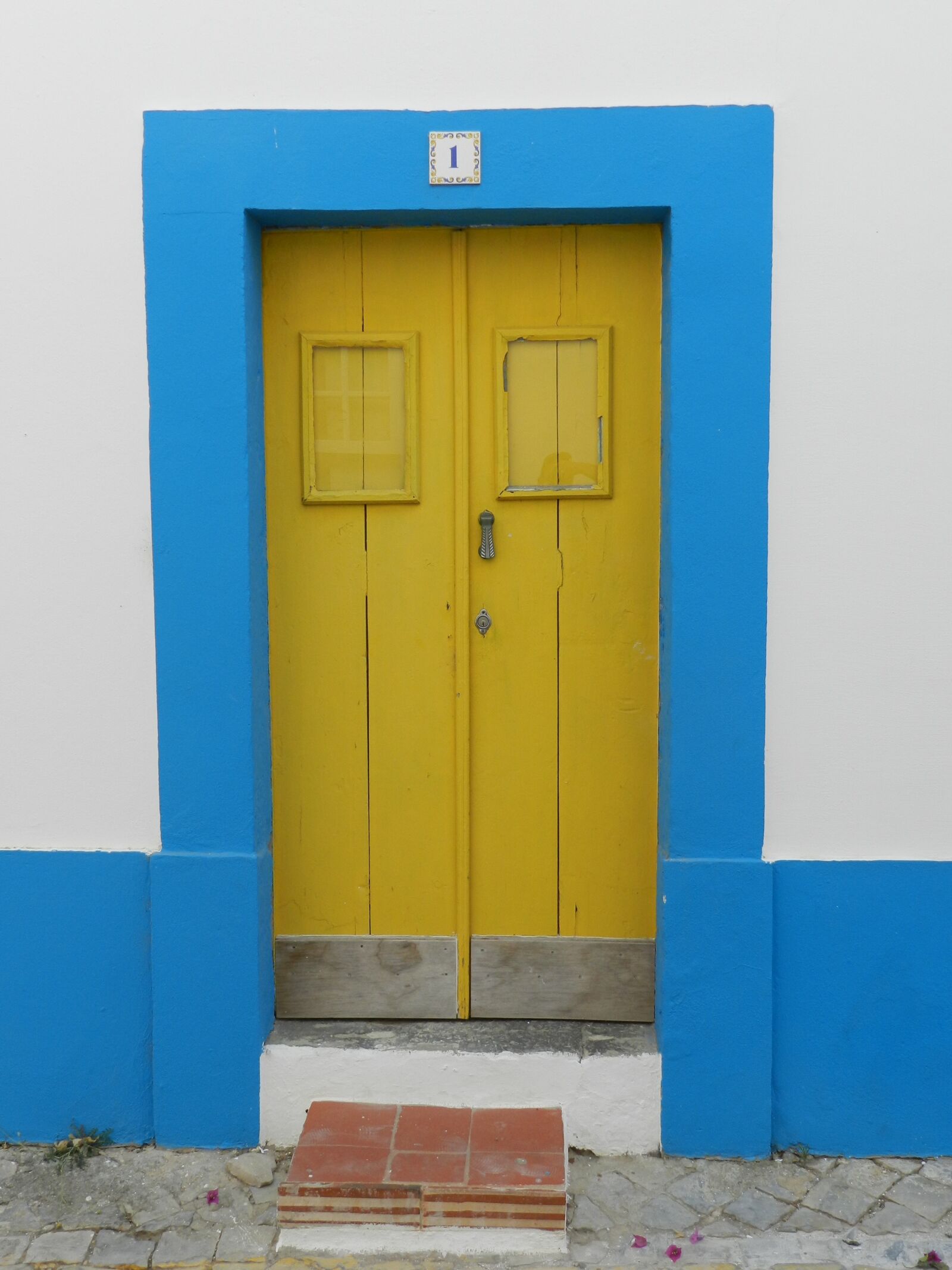 Nikon Coolpix P500 sample photo. Door, house, blue photography