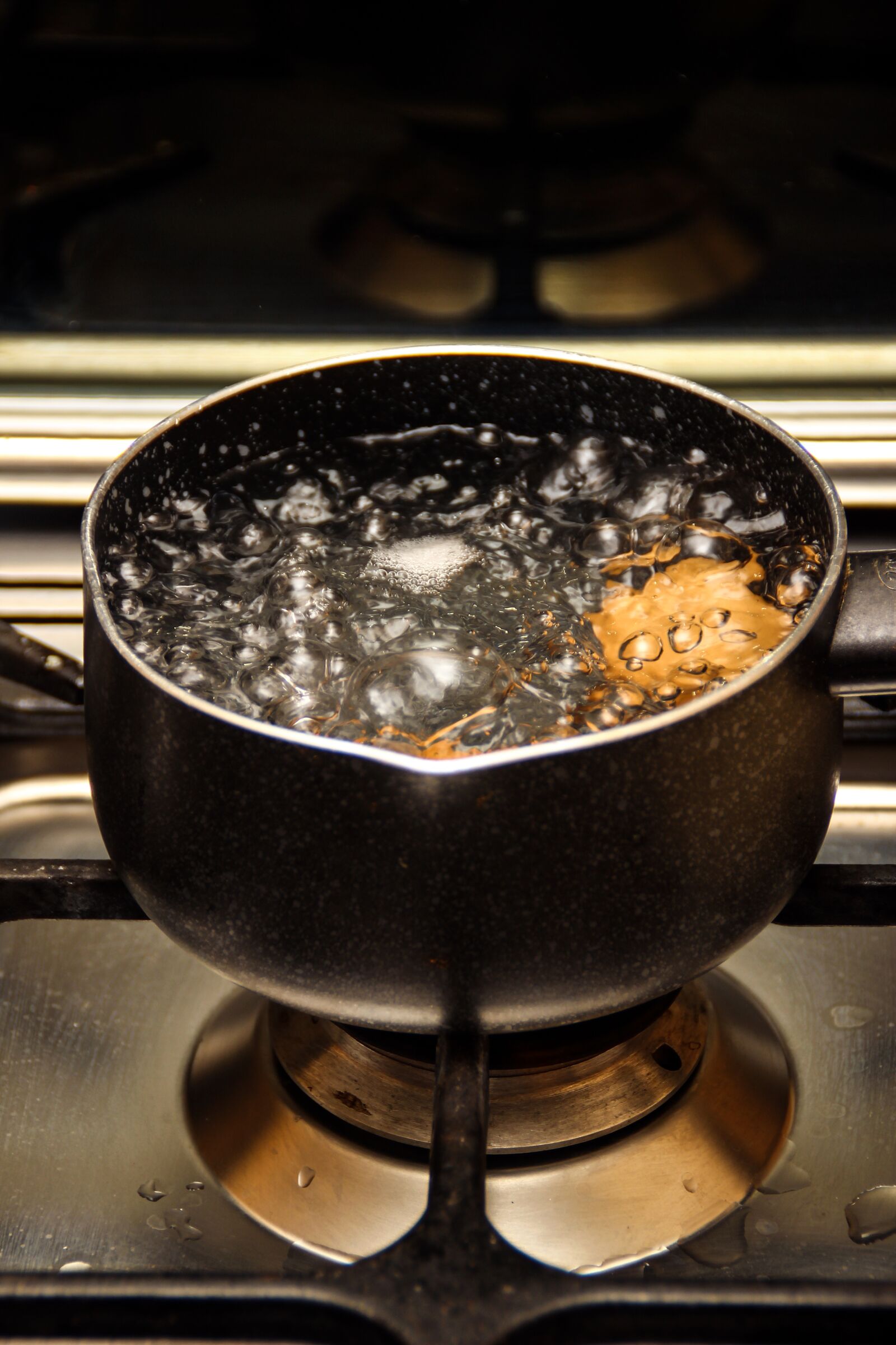 Canon EOS 600D (Rebel EOS T3i / EOS Kiss X5) sample photo. Pan, water, kitchen photography