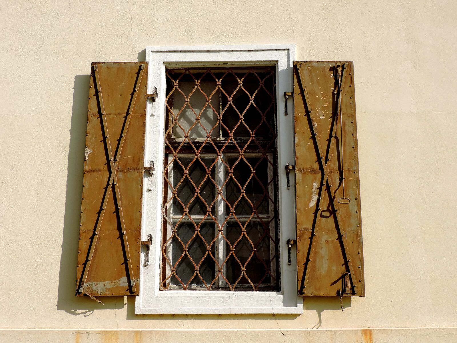 Nikon Coolpix P520 sample photo. Cast iron, window, architecture photography