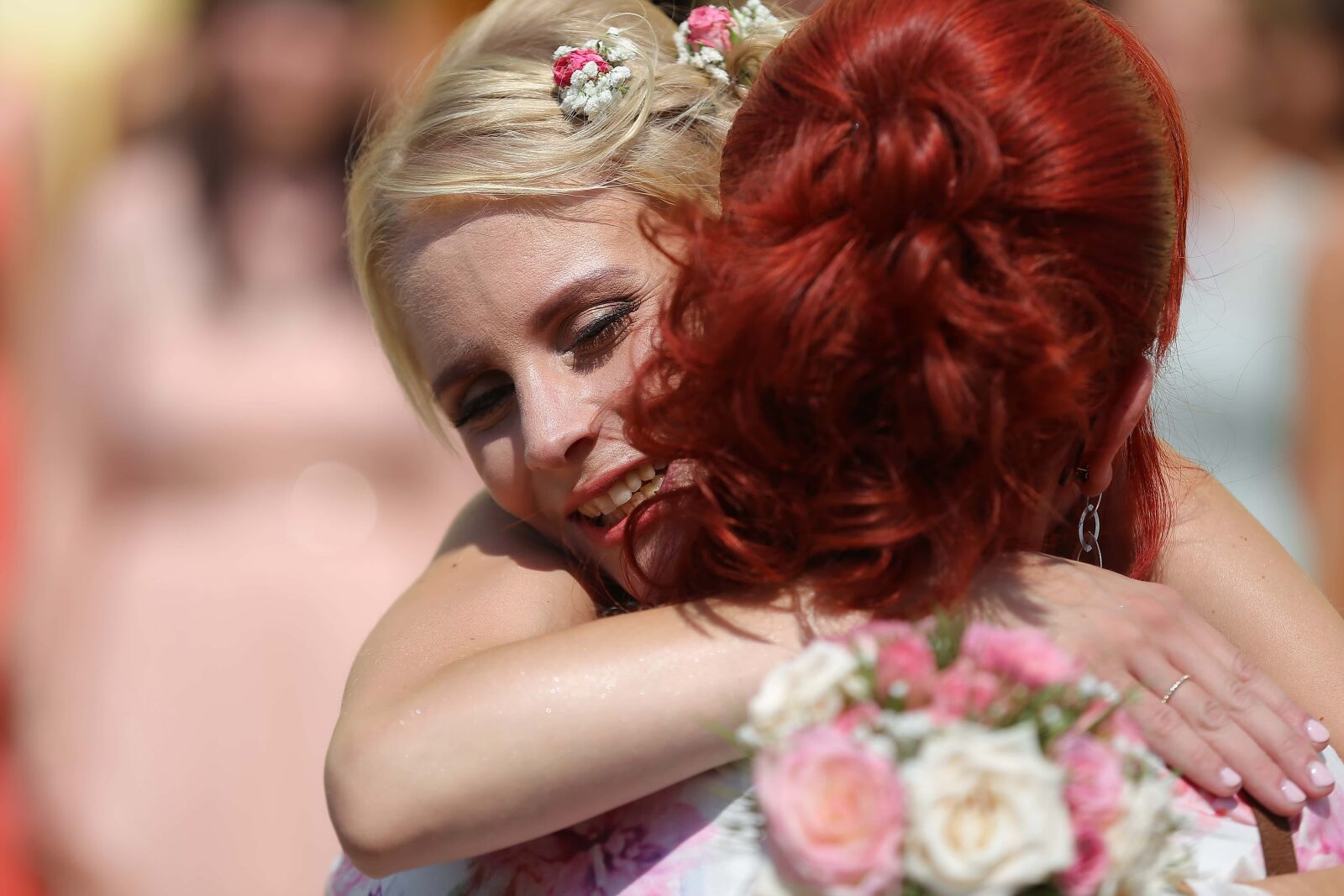 Canon EOS 6D sample photo. Women, blonde hair, hugging photography