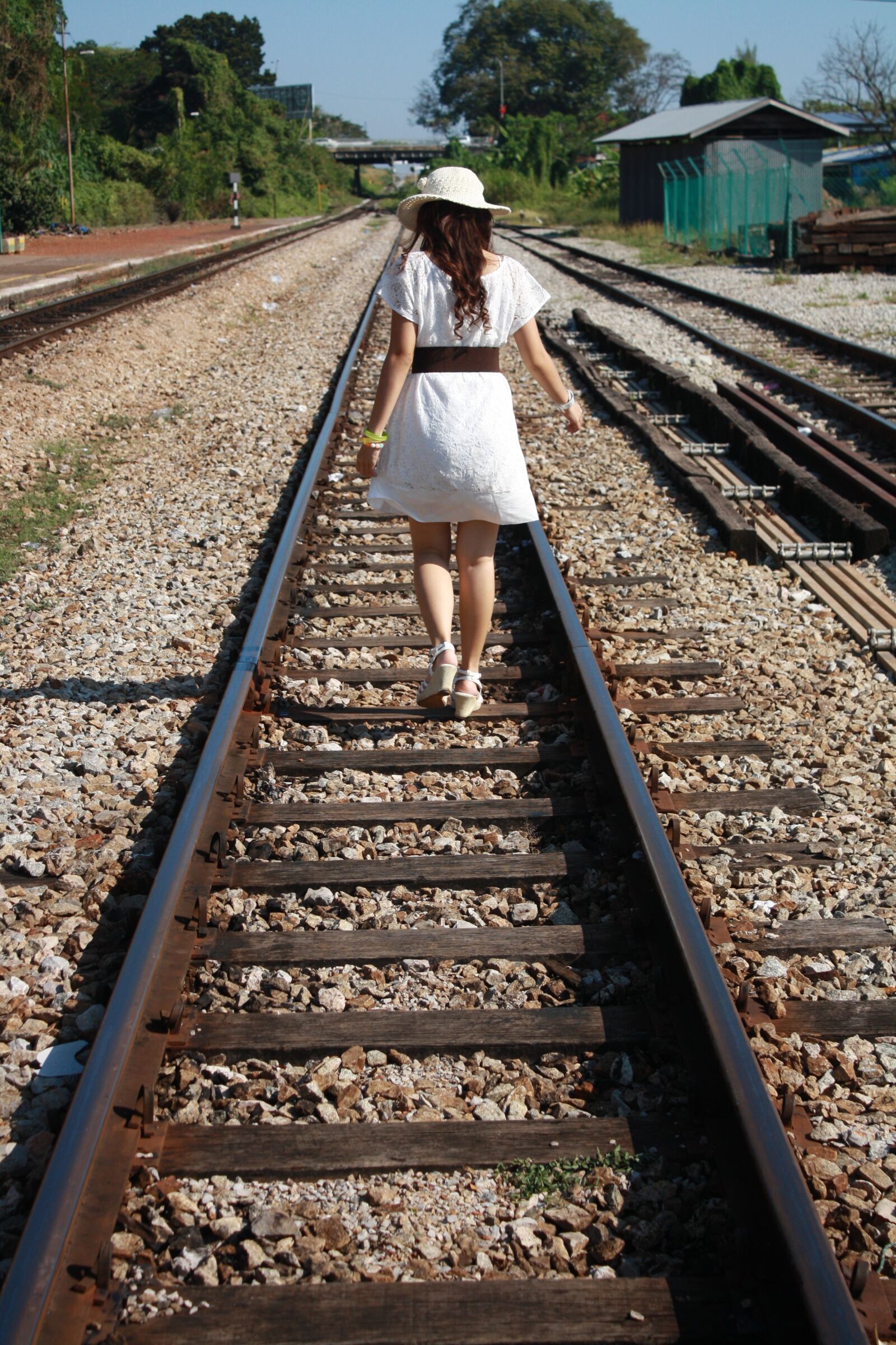 Canon EOS 1000D (EOS Digital Rebel XS / EOS Kiss F) sample photo. Railway, girl, train photography