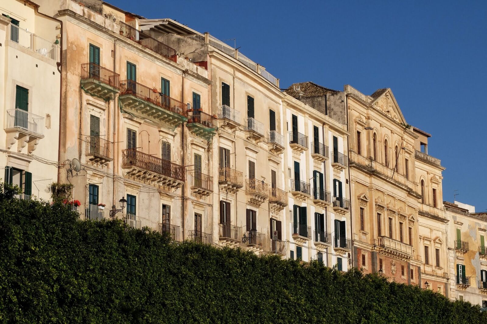 Fujifilm X30 sample photo. Sicily, syracuse, facades photography