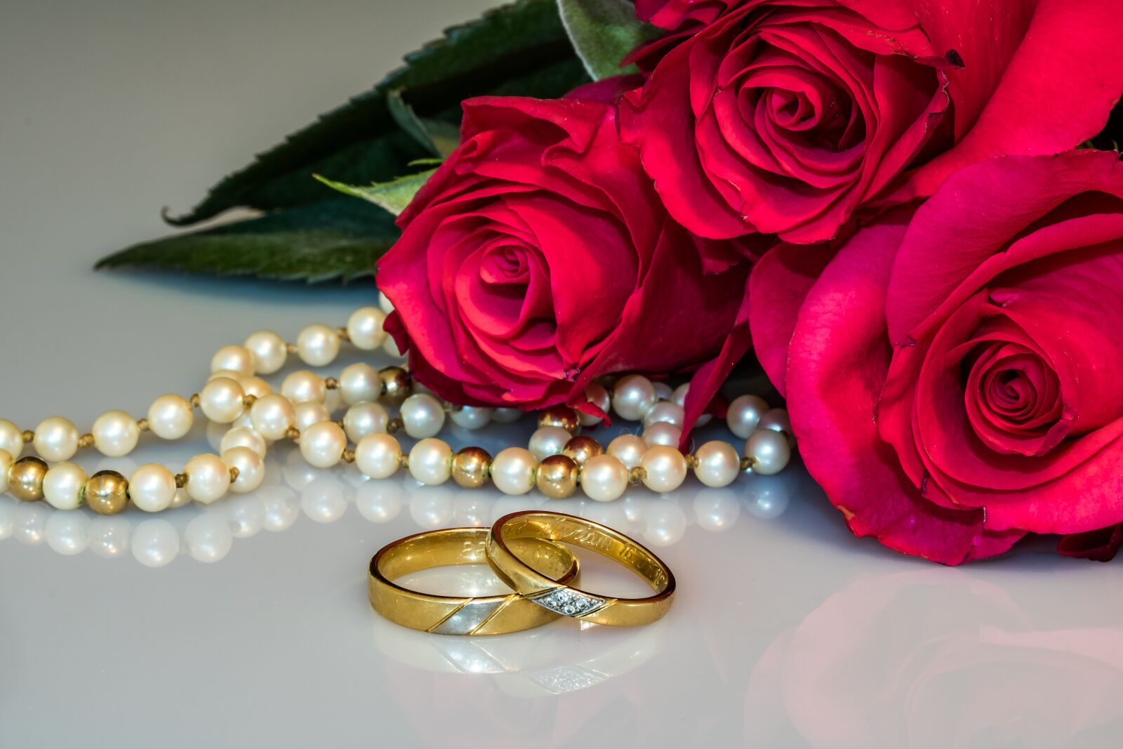 Canon EOS 750D (EOS Rebel T6i / EOS Kiss X8i) sample photo. Wedding rings, rings, gold photography