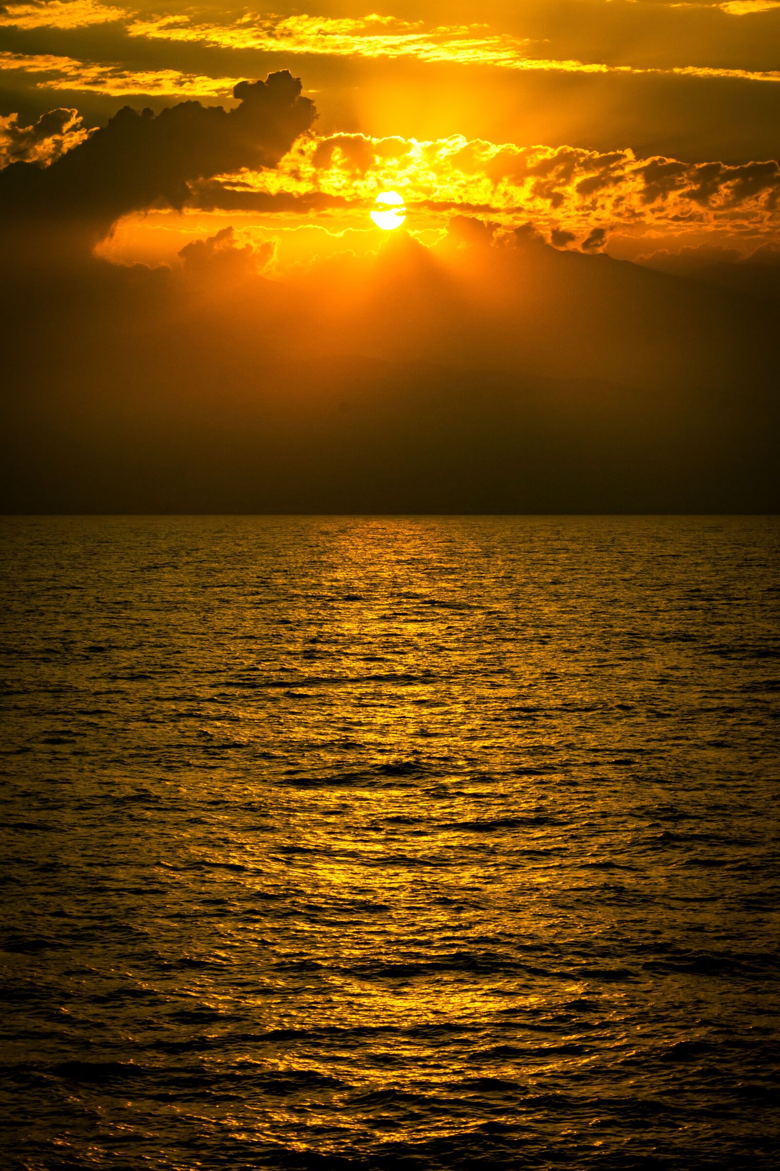 Canon EOS 600D (Rebel EOS T3i / EOS Kiss X5) sample photo. Sun, clouds, reflection photography
