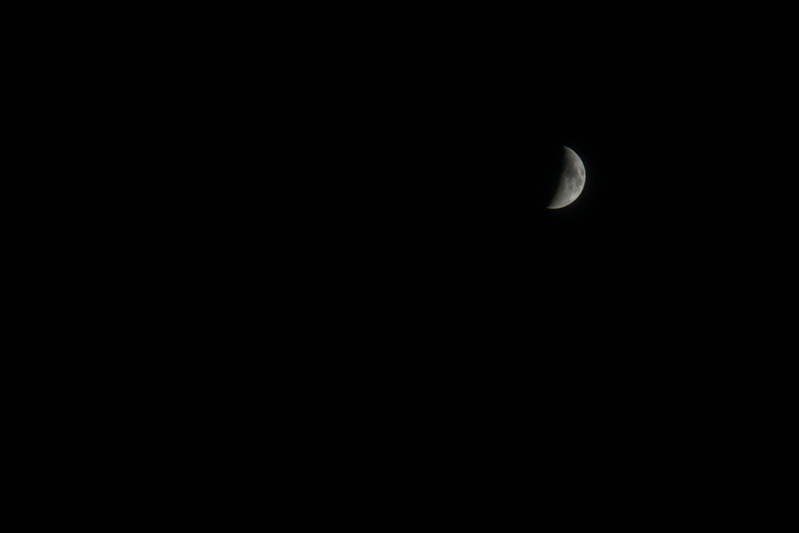 Sony E 55-210mm F4.5-6.3 OSS sample photo. Crescent, moon, night photography
