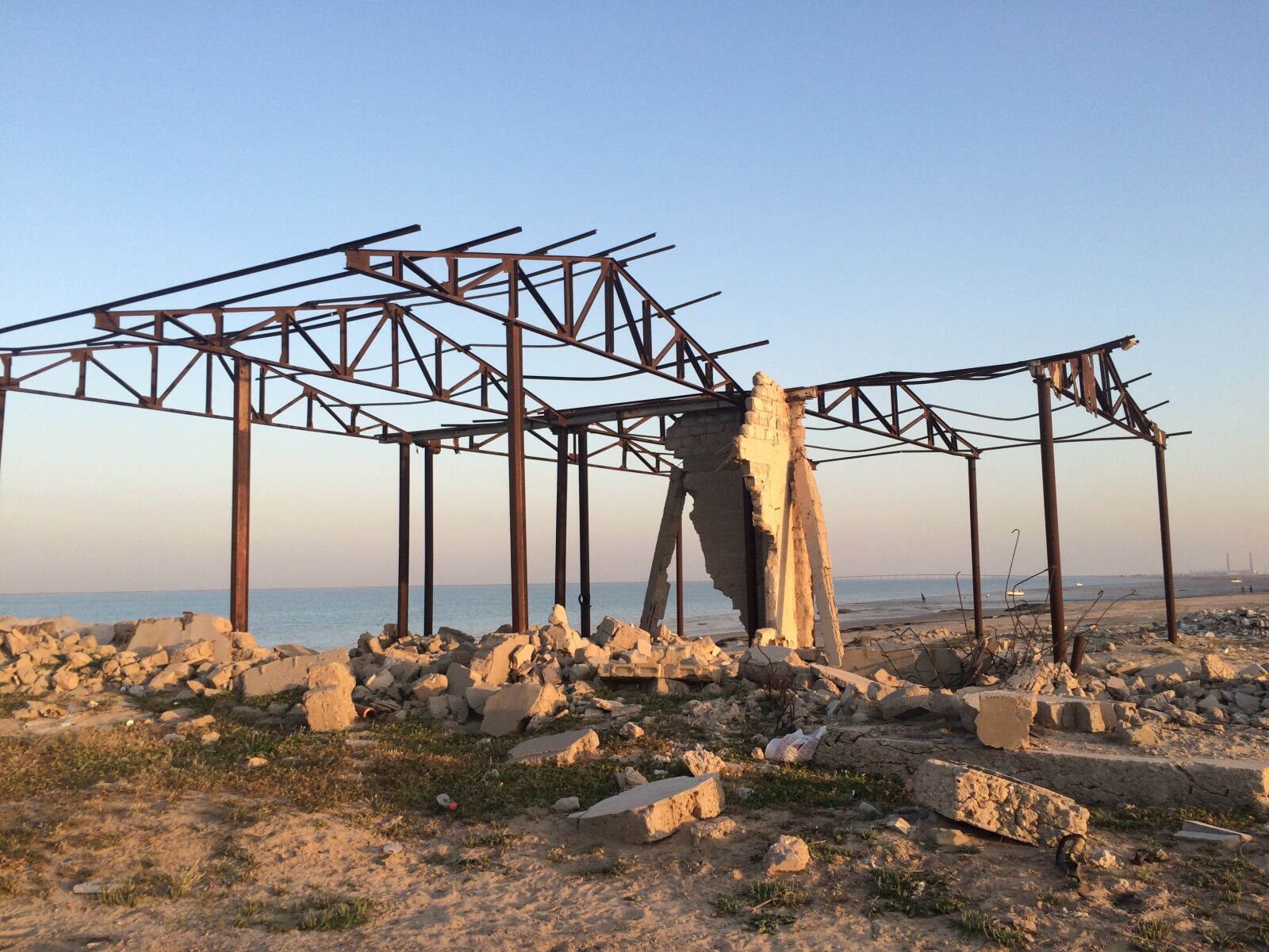 iPhone 5s back camera 4.15mm f/2.2 sample photo. Kuwait, ruins, sea photography