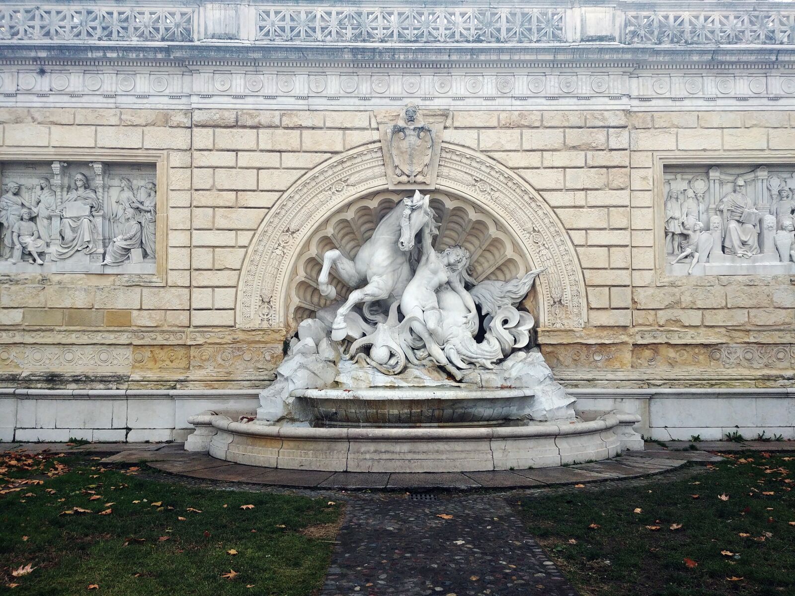 LG G6 sample photo. Statue, fontana, horse photography