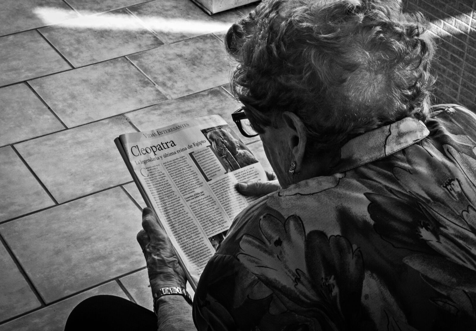 Canon EF-S 18-55mm F3.5-5.6 II sample photo. Grandmother, elderly woman, reading photography