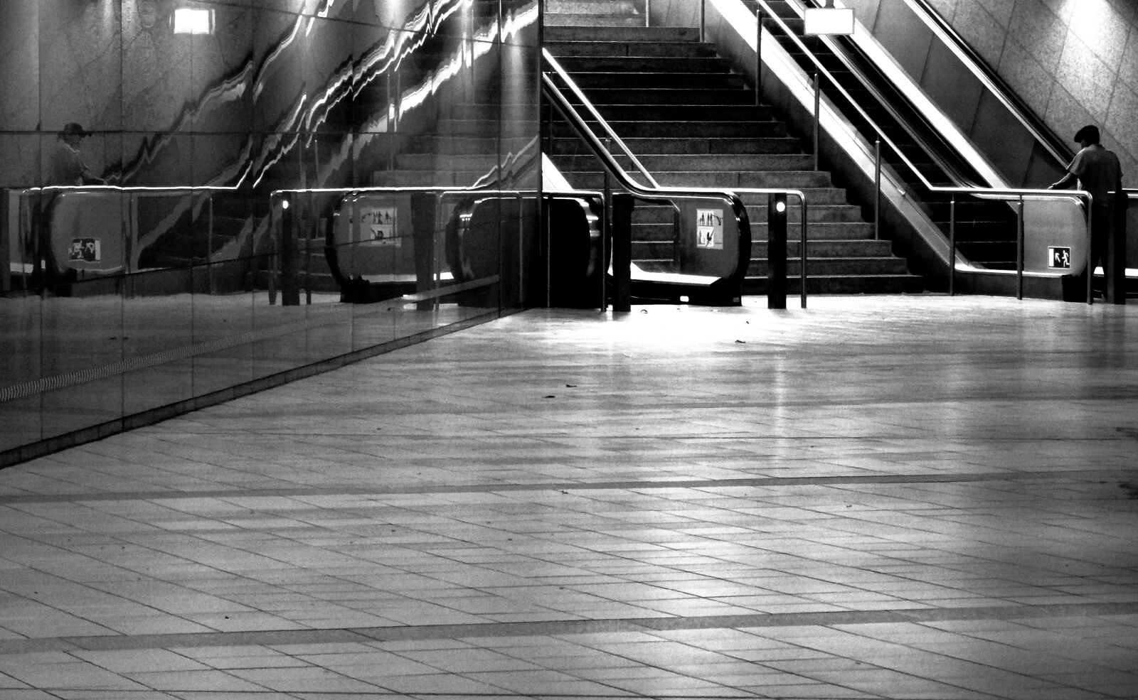 Sony Cyber-shot DSC-HX50V sample photo. Metro station, escalator, trainstation photography