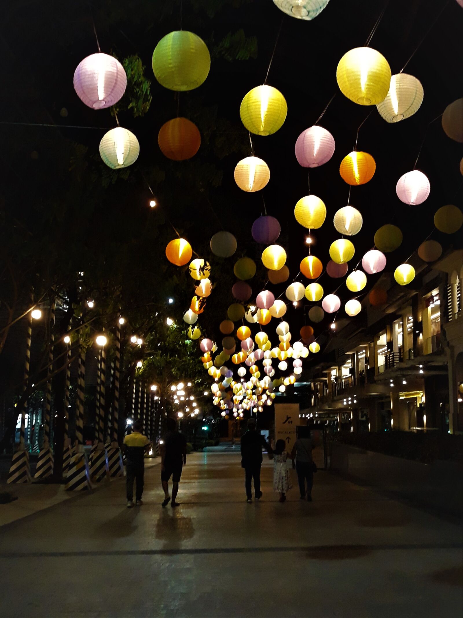 Samsung Galaxy J7 Pro sample photo. Night, street lights, city photography