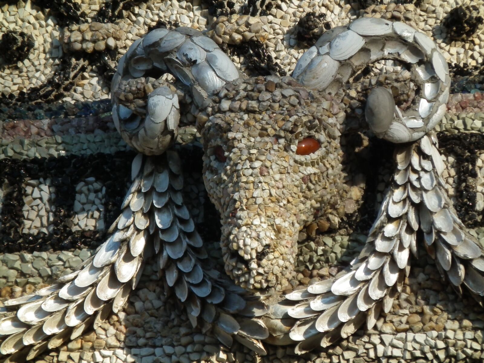 FujiFilm FinePix HS10 (FinePix HS11) sample photo. Figure, stone, mussels photography