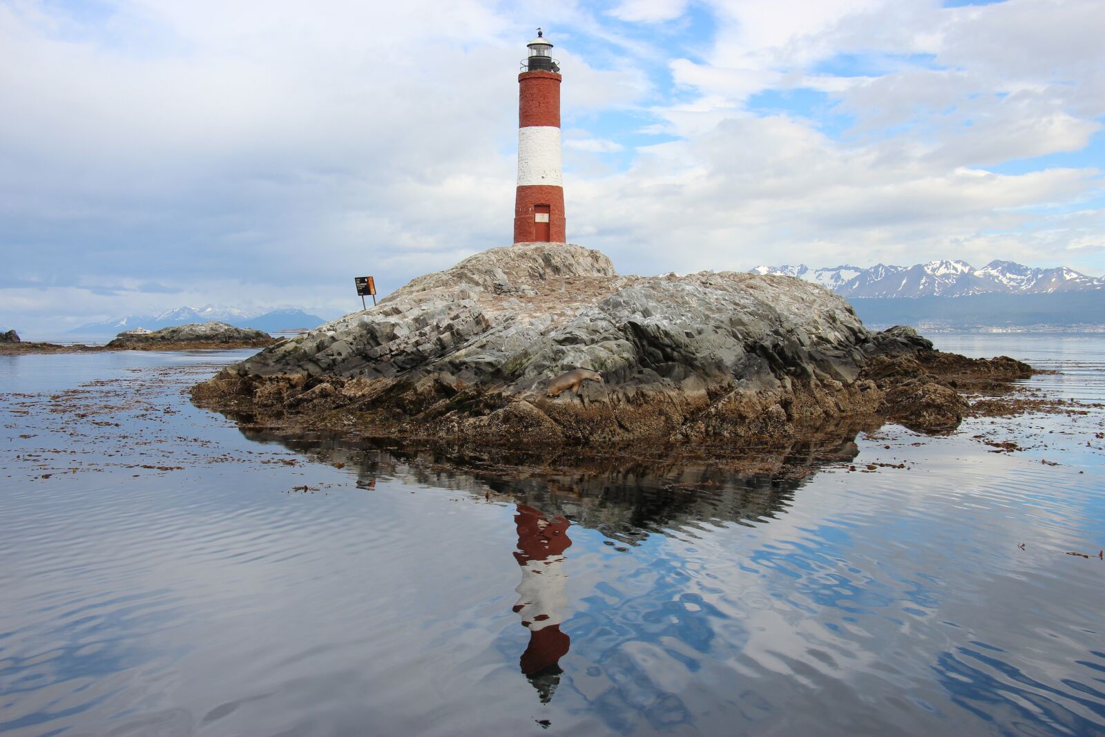 Canon EOS 600D (Rebel EOS T3i / EOS Kiss X5) + Canon EF-S 18-135mm F3.5-5.6 IS STM sample photo. Lighthouse, south america, ushuaia photography