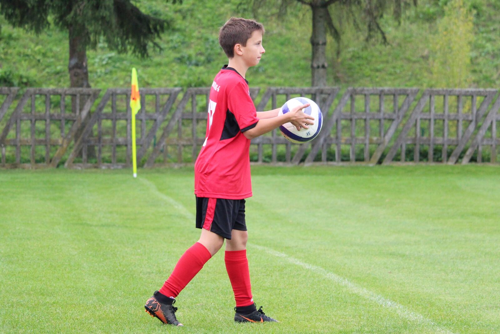 Canon EF-S 55-250mm F4-5.6 IS STM sample photo. Football, autové throw-in, footballer photography
