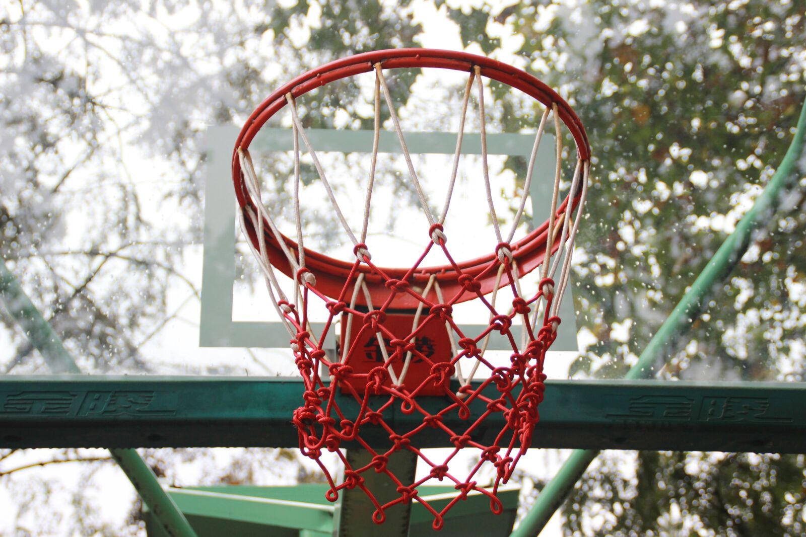 Canon EOS 600D (Rebel EOS T3i / EOS Kiss X5) sample photo. Basketball, basketball hoop, playground photography