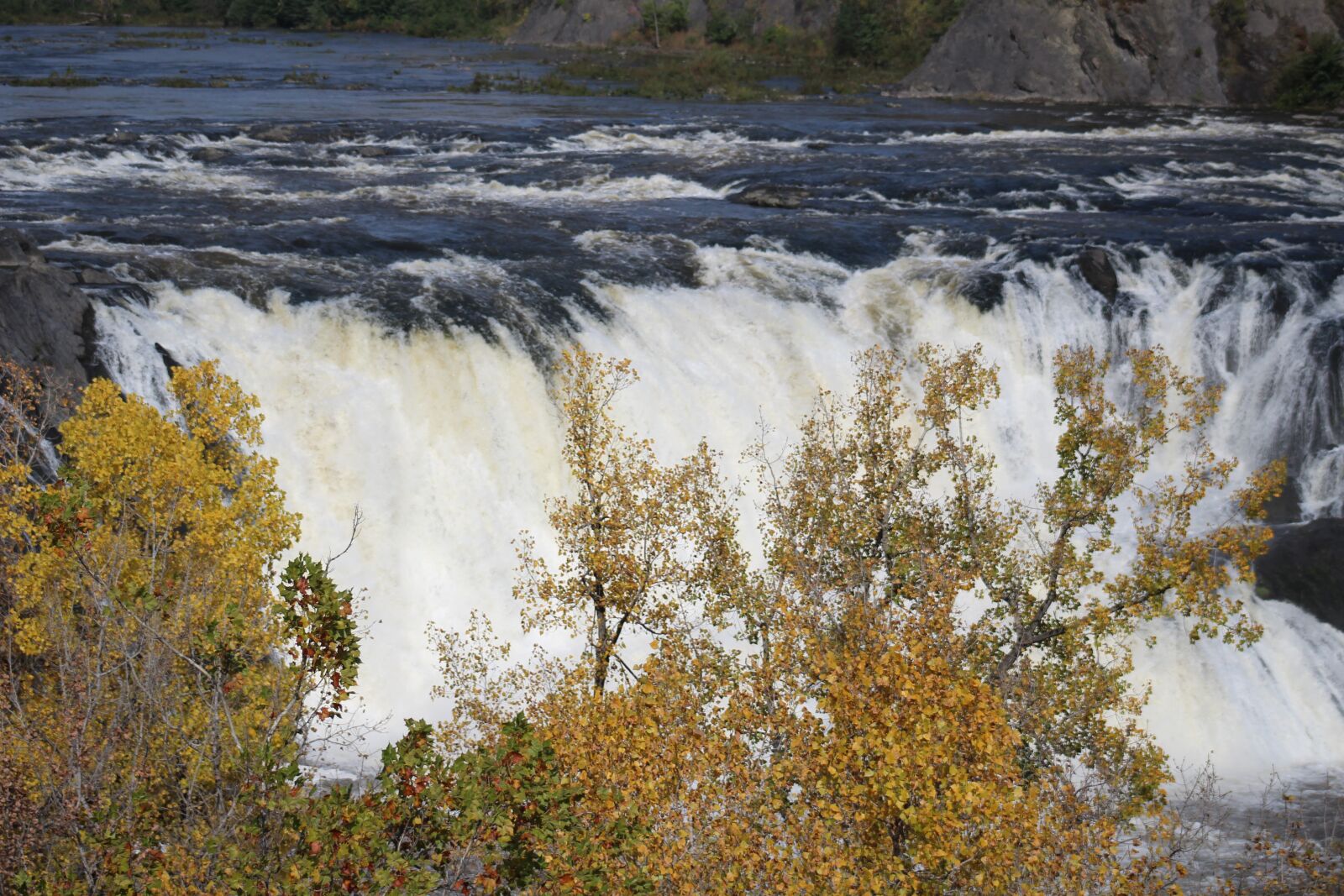 Canon EOS 1300D (EOS Rebel T6 / EOS Kiss X80) sample photo. Waterfall, fall, landscape photography