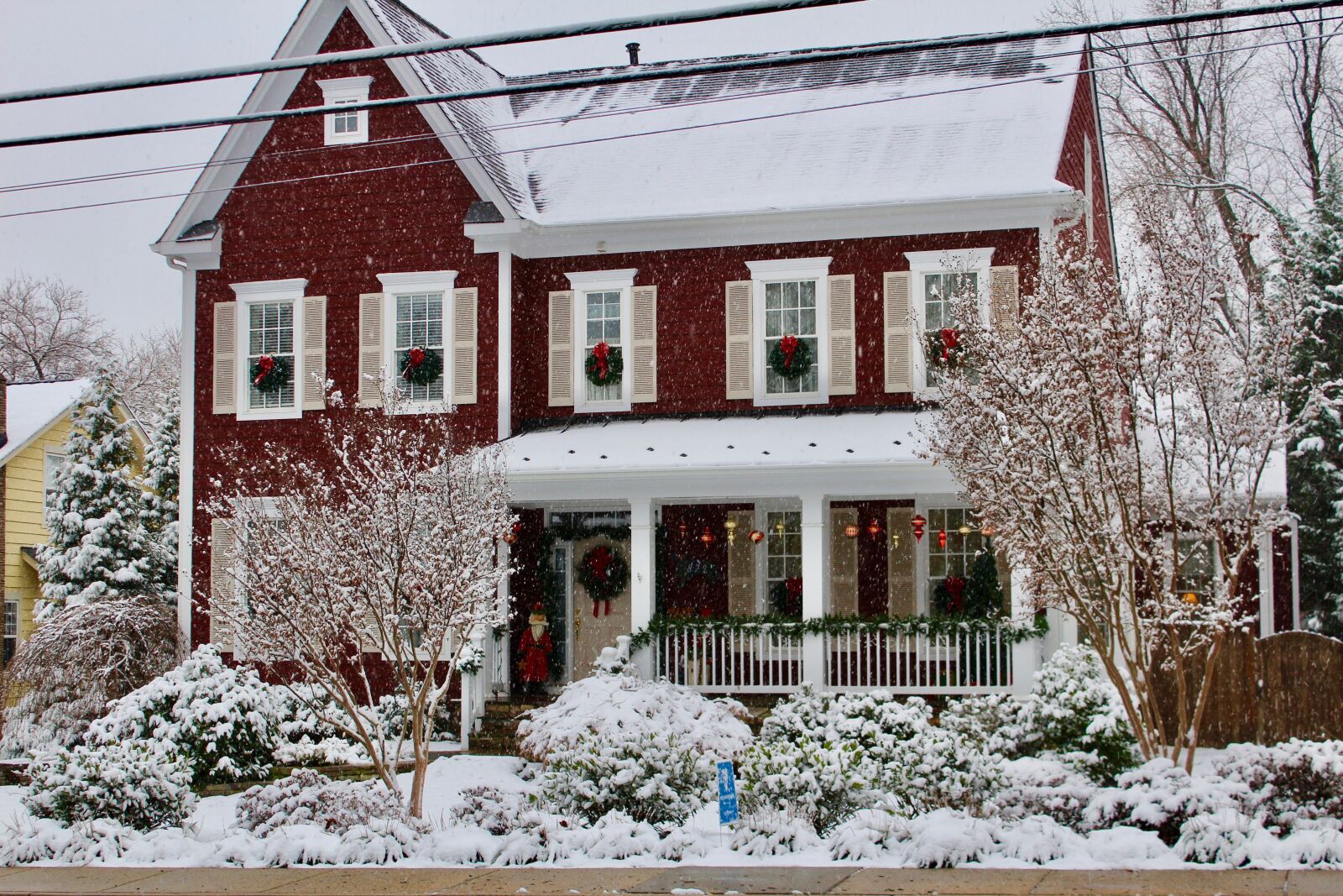 Canon EOS 1300D (EOS Rebel T6 / EOS Kiss X80) sample photo. Snowy day, house covered photography