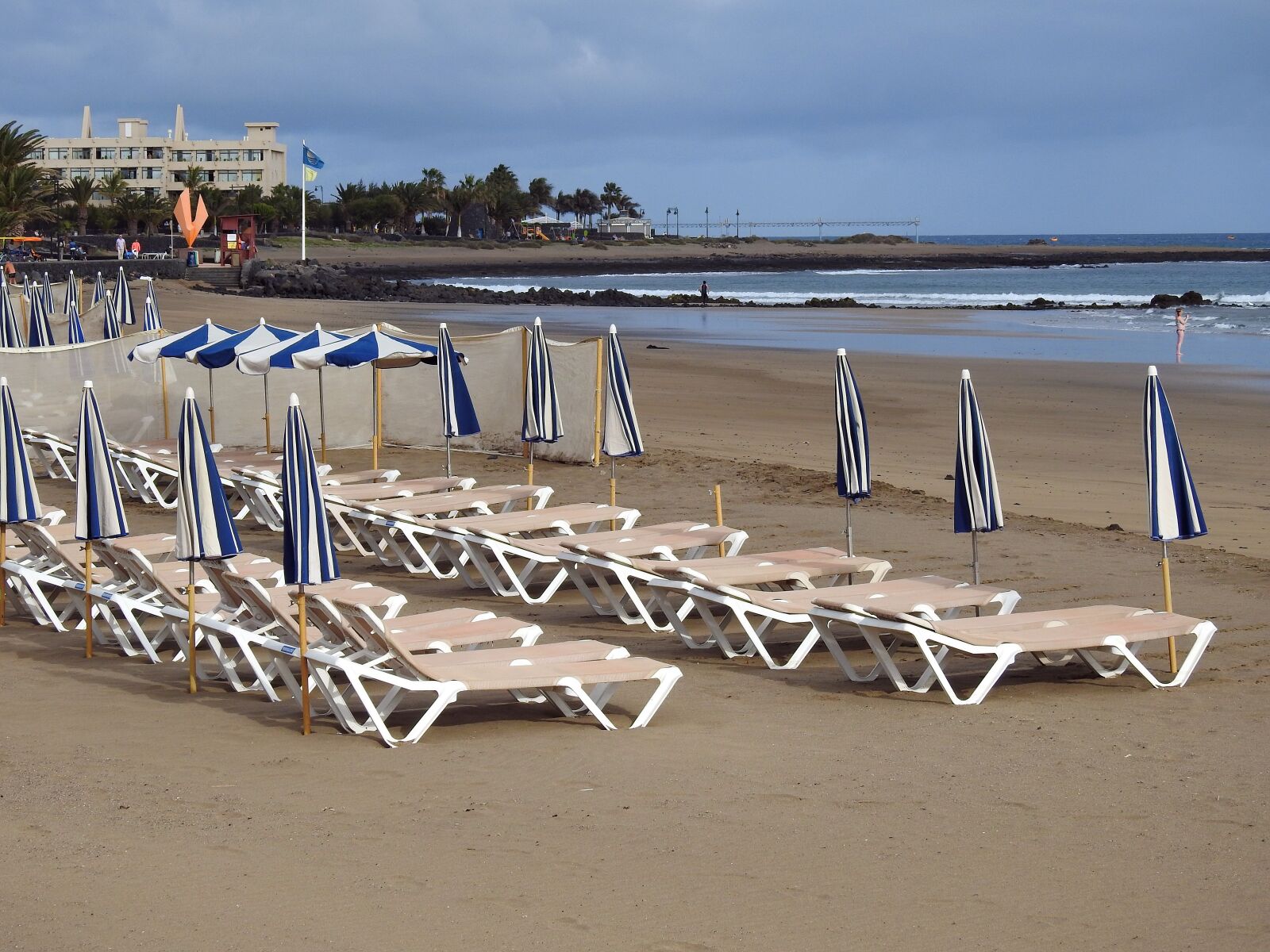 Nikon Coolpix P900 sample photo. Beach, sun loungers, parasols photography