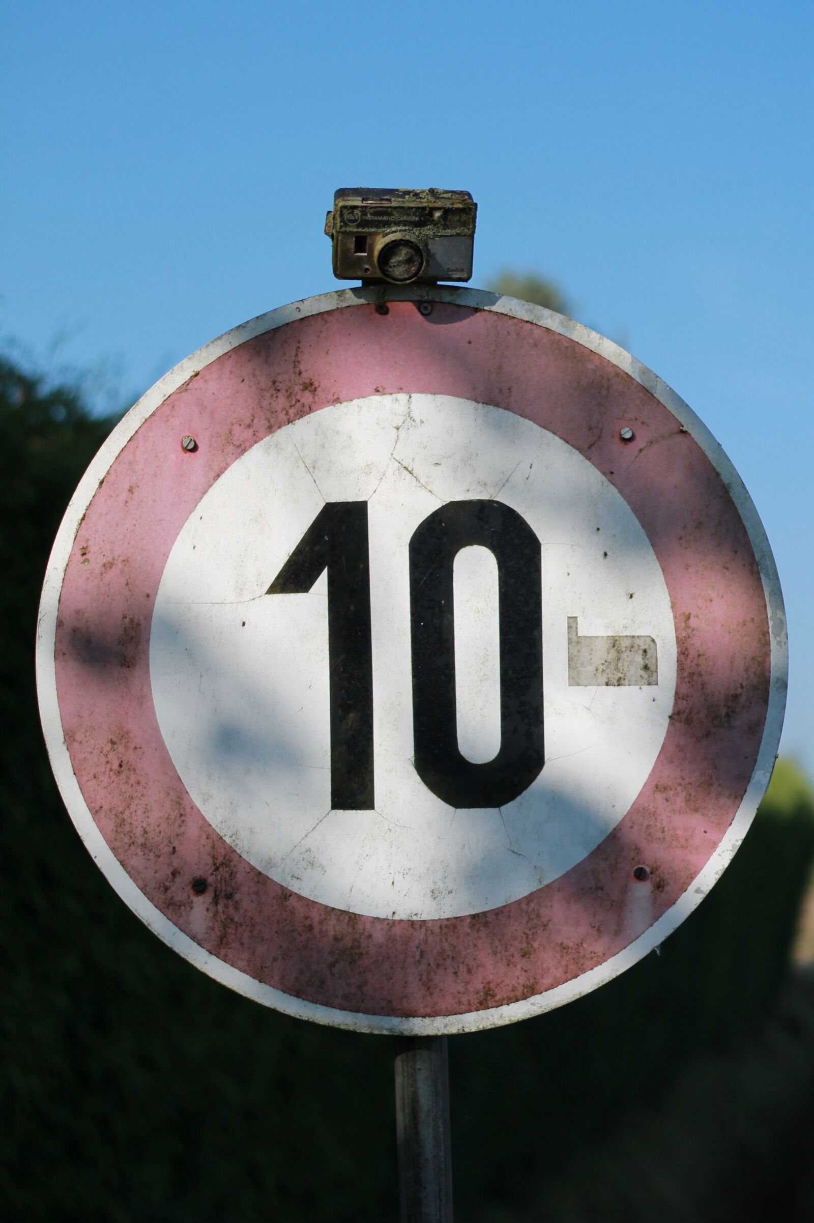 Canon EOS 1100D (EOS Rebel T3 / EOS Kiss X50) + Canon EF 50mm F1.8 II sample photo. Strange, street sign, funny photography