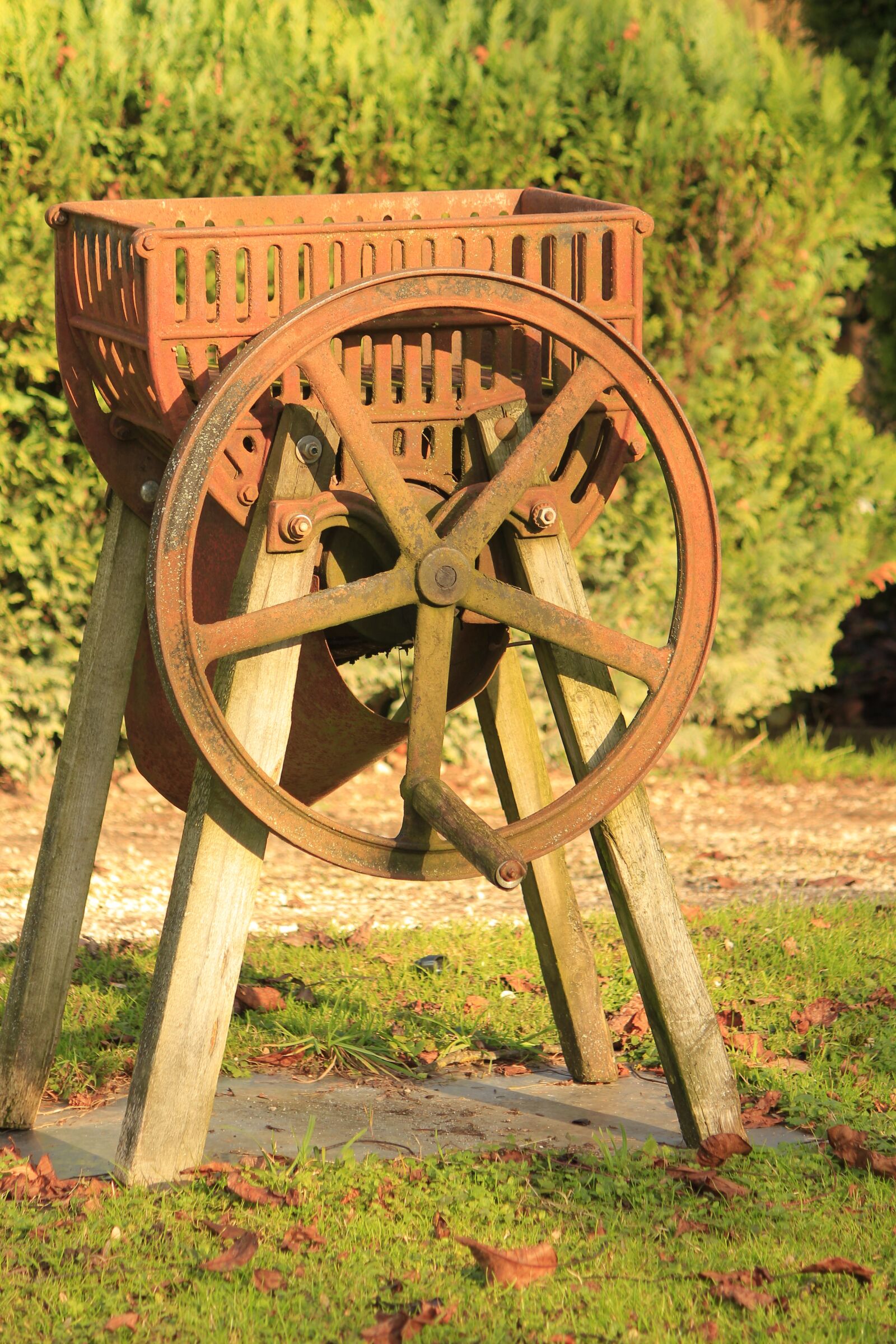 Canon EOS 550D (EOS Rebel T2i / EOS Kiss X4) sample photo. Fruit press, obsolete, rusty photography