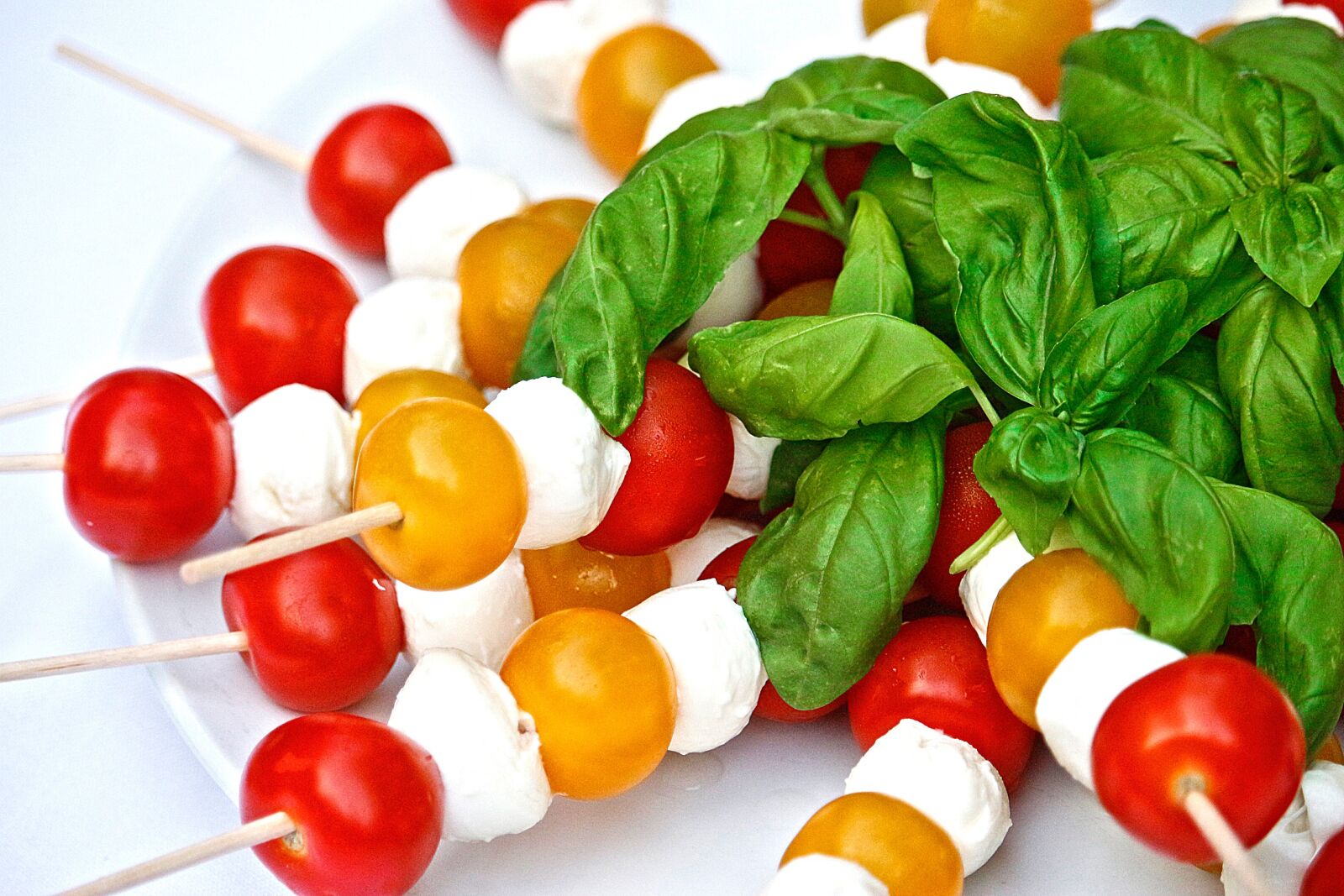 Canon EF-S 55-250mm F4-5.6 IS STM sample photo. Tomatoes, mozarella, eat photography