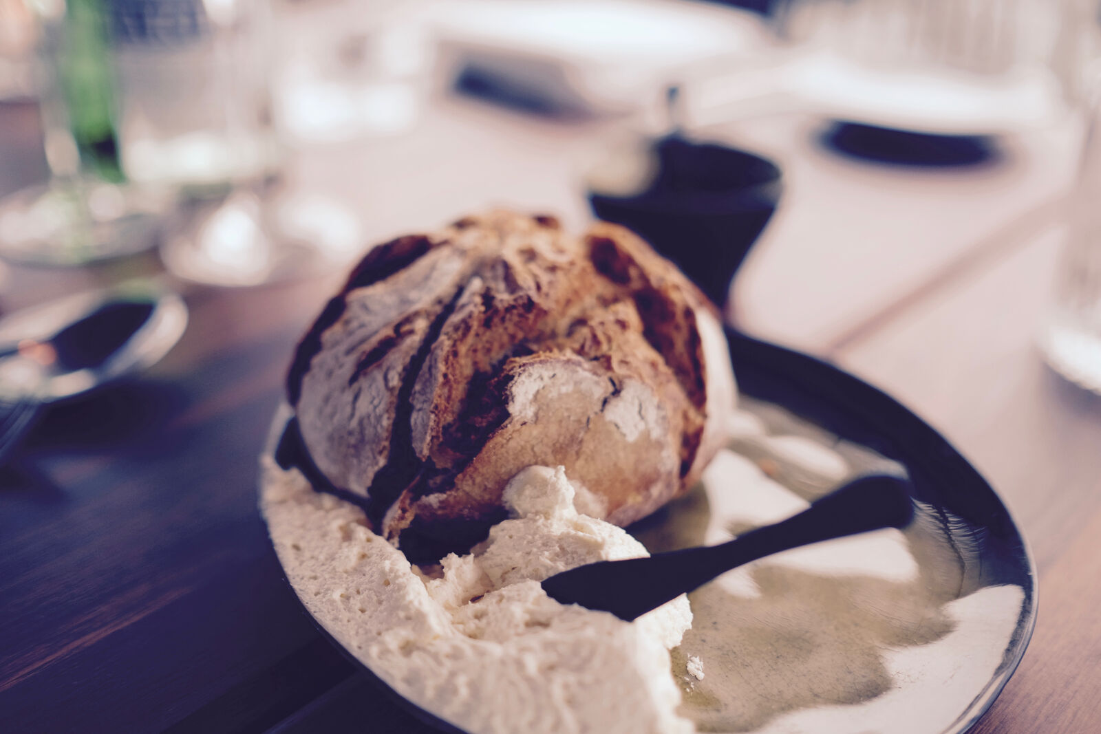 Fujifilm X-T1 sample photo. Bread, plate, restaurant, lunch photography