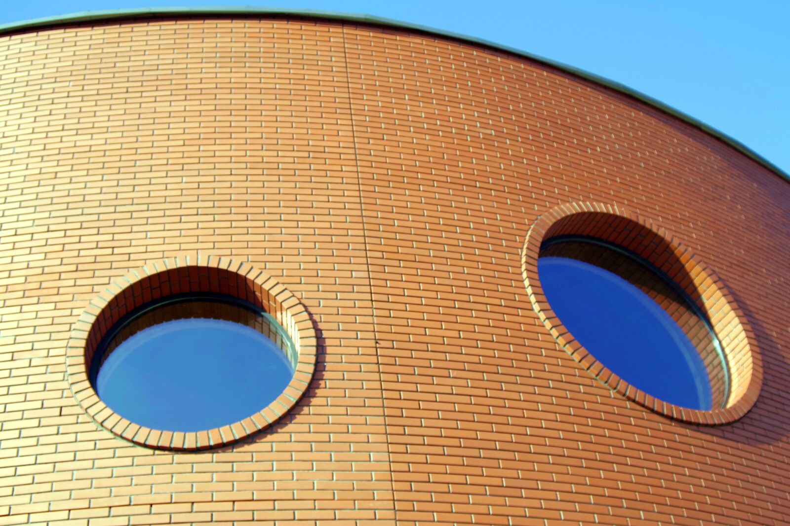 Pentax K-S2 sample photo. Architecture, the window, round photography