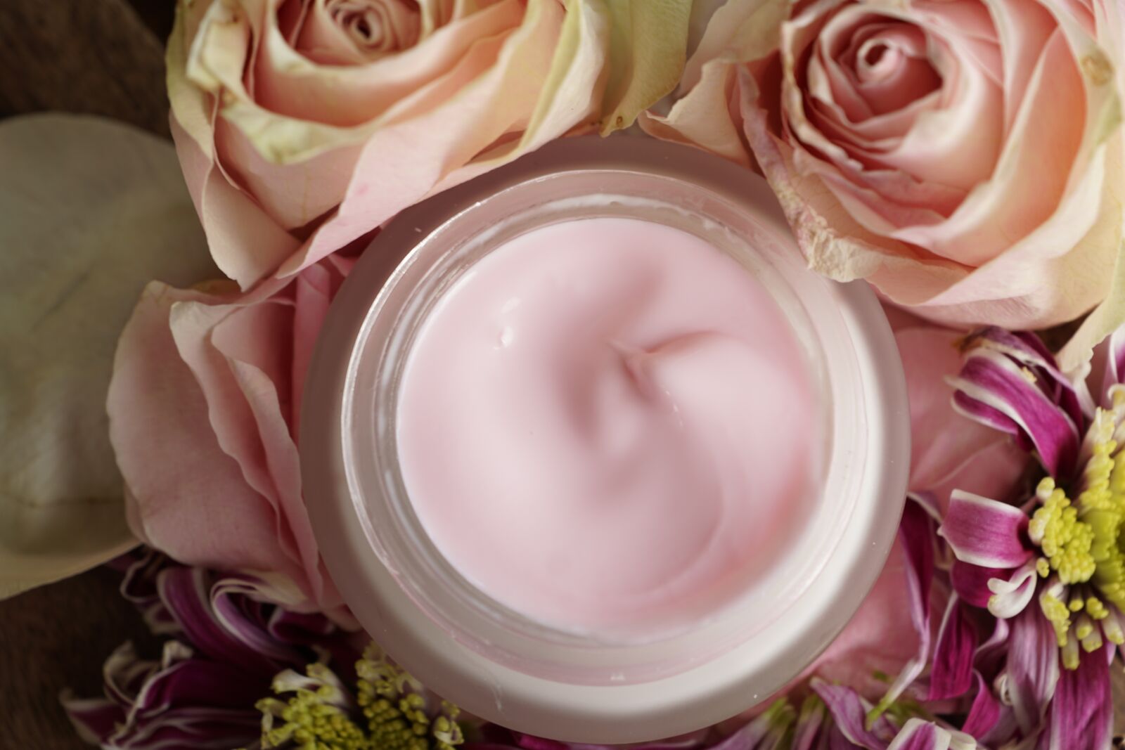 Sony ILCA-77M2 + Sony DT 16-50mm F2.8 SSM sample photo. Cosmetics, cream, roses photography