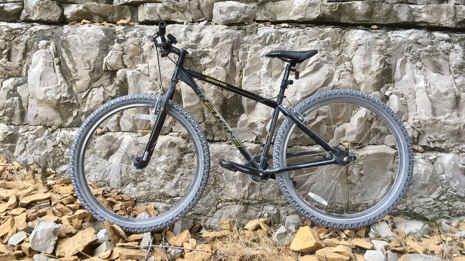 iPhone SE back camera 4.15mm f/2.2 sample photo. Bike, mountain bike, mountain photography