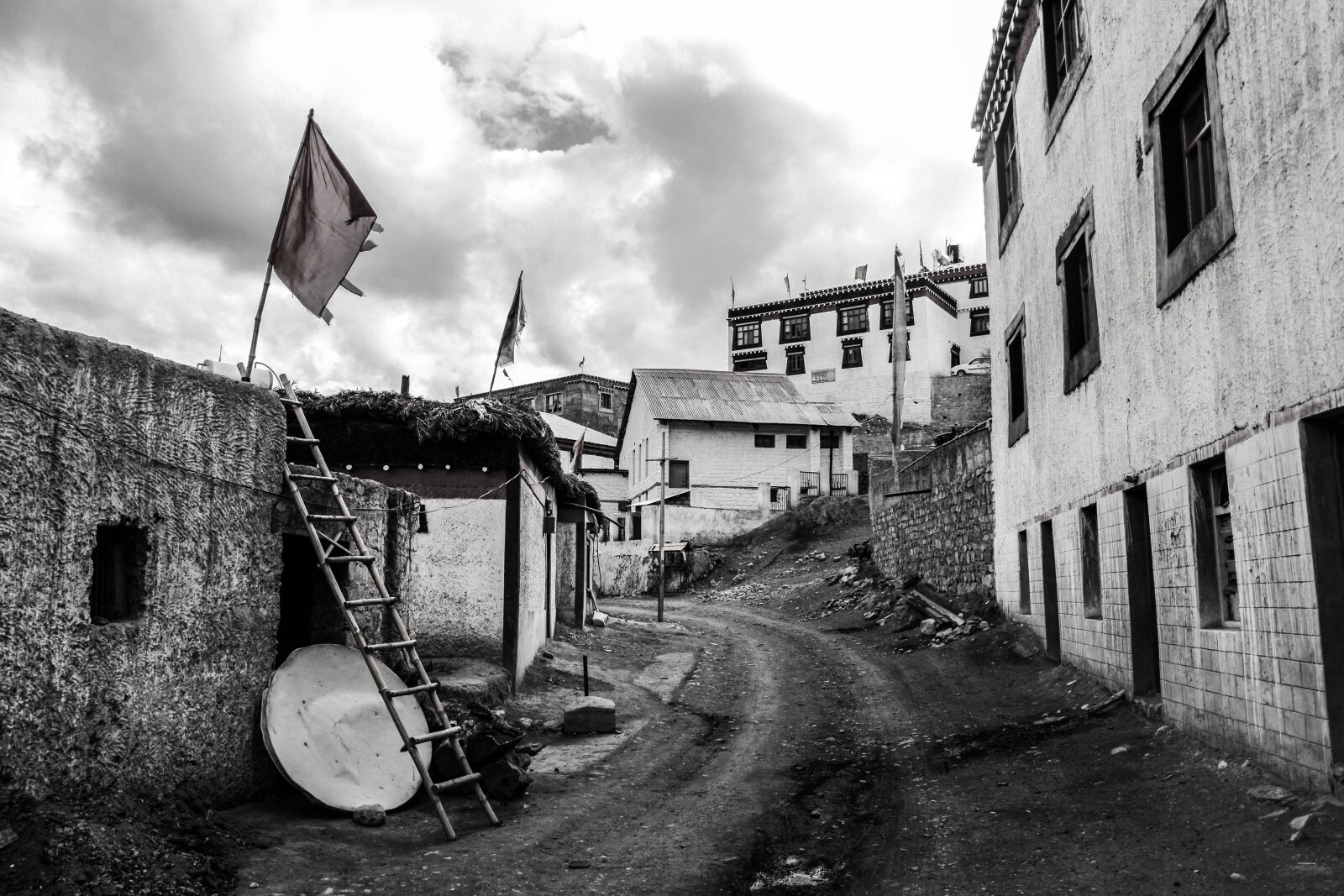 Canon EOS 700D (EOS Rebel T5i / EOS Kiss X7i) sample photo. Greyscale, photo, dirt, road photography