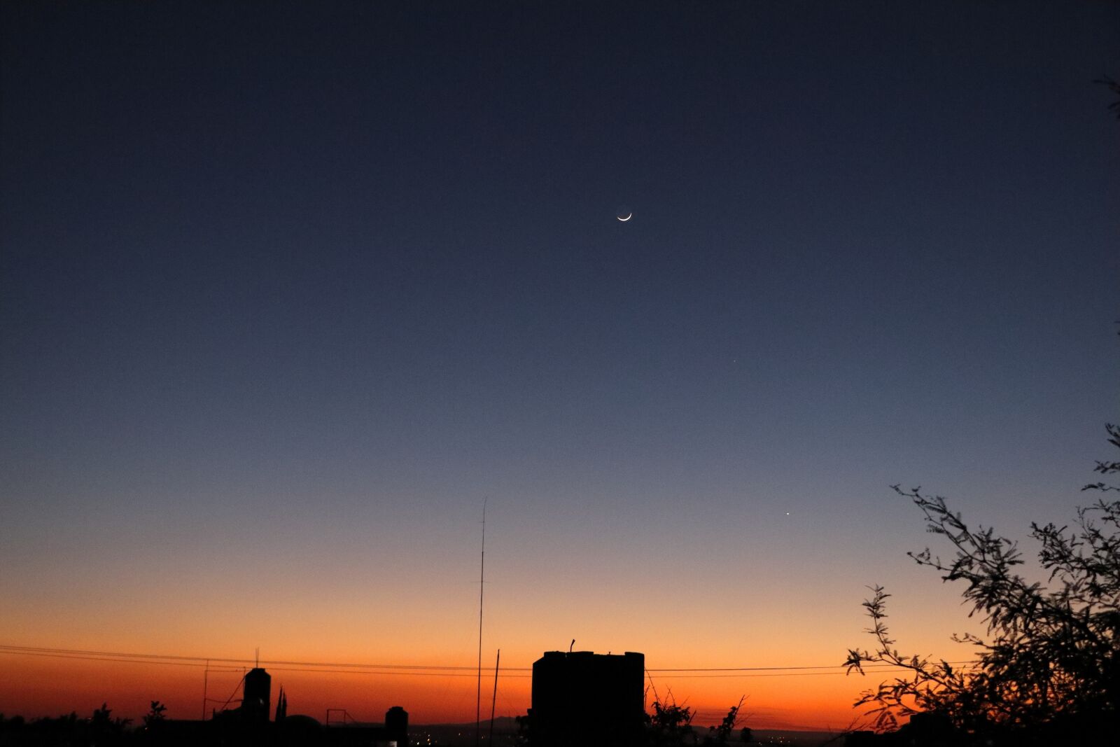 Canon EOS 800D (EOS Rebel T7i / EOS Kiss X9i) sample photo. Sunset, moon, sky photography