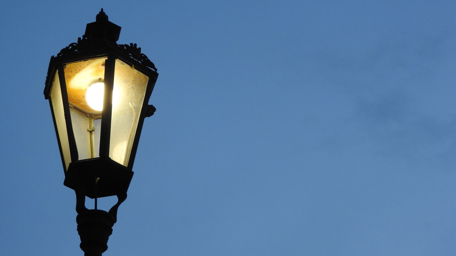 Nikon Coolpix P610 sample photo. Lamp, street lighting, night photography