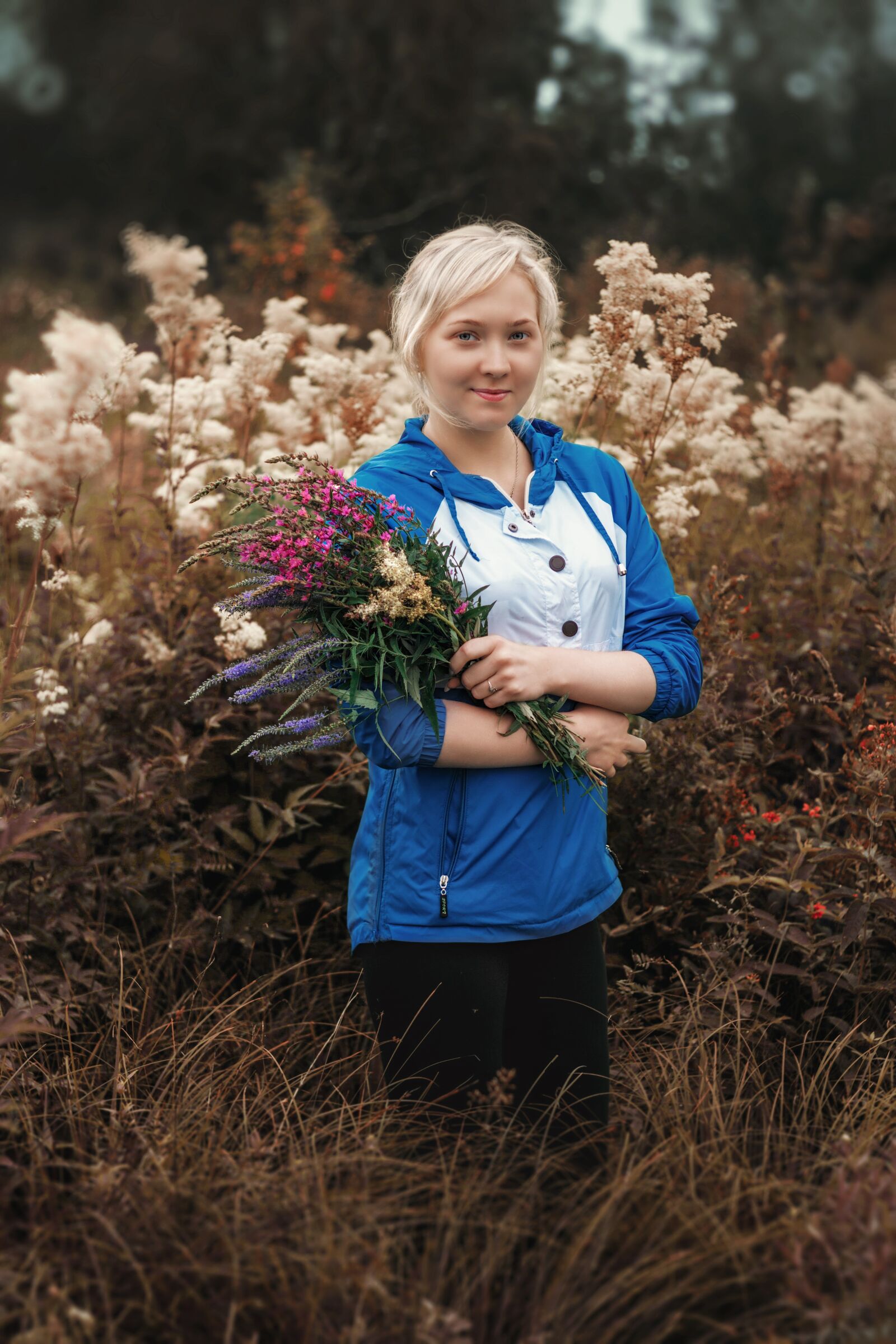 Canon EOS 650D (EOS Rebel T4i / EOS Kiss X6i) + Canon EF 50mm F1.8 II sample photo. Summer, girl, bouquet photography