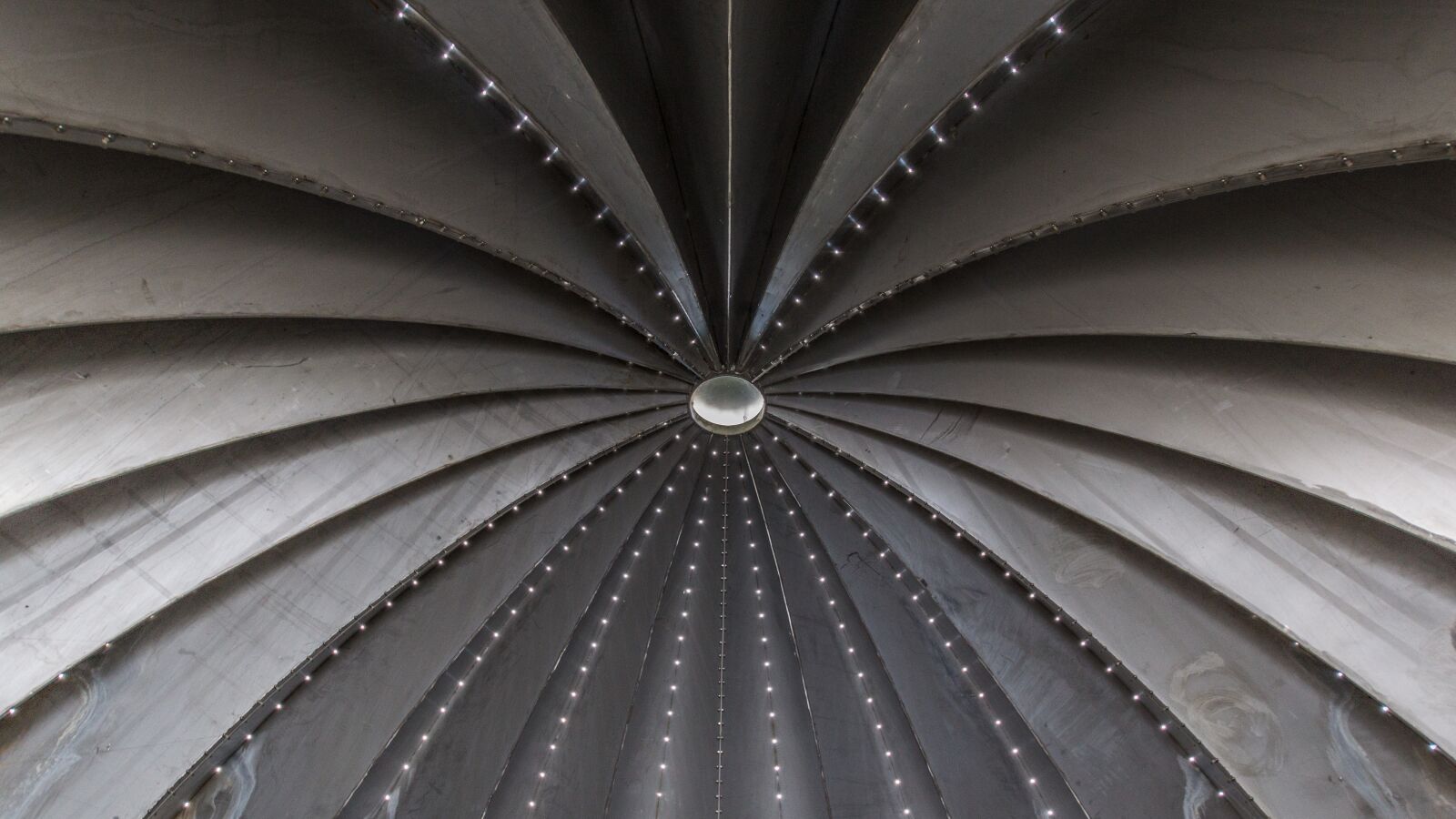 Sony SLT-A77 + 10-20mm F3.5 sample photo. Structure, metal, art photography