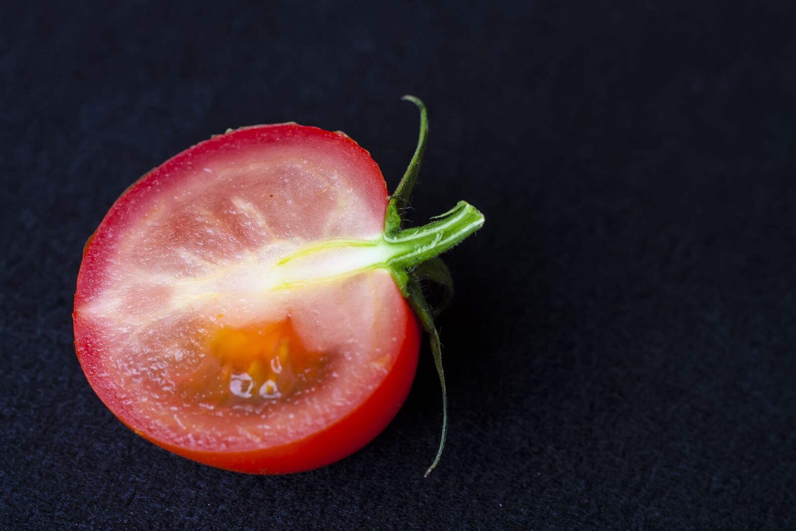Canon EOS 40D + Canon EF 50mm F1.8 STM sample photo. Tomato, cherry tomato, red photography